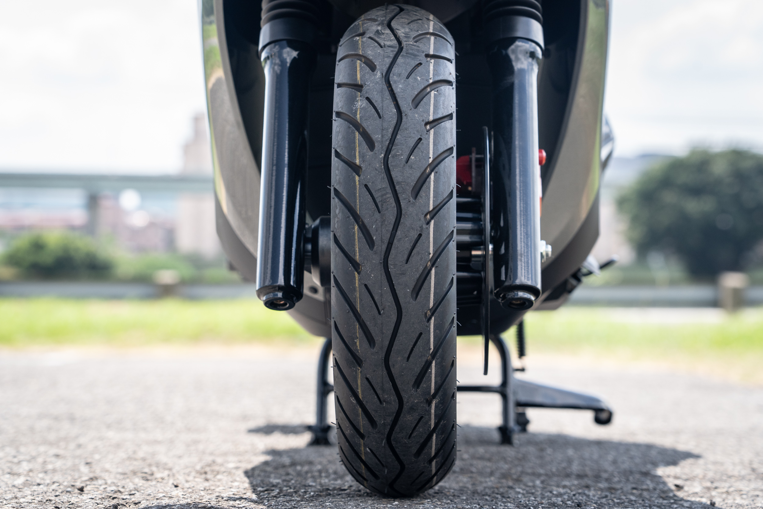 K1E全車系標配比同級對手更寬的100/90-10輪胎規格。在台灣多雨、路面佈滿標線與人孔蓋的環境中，能顯著提升抓地力與煞車穩定度。