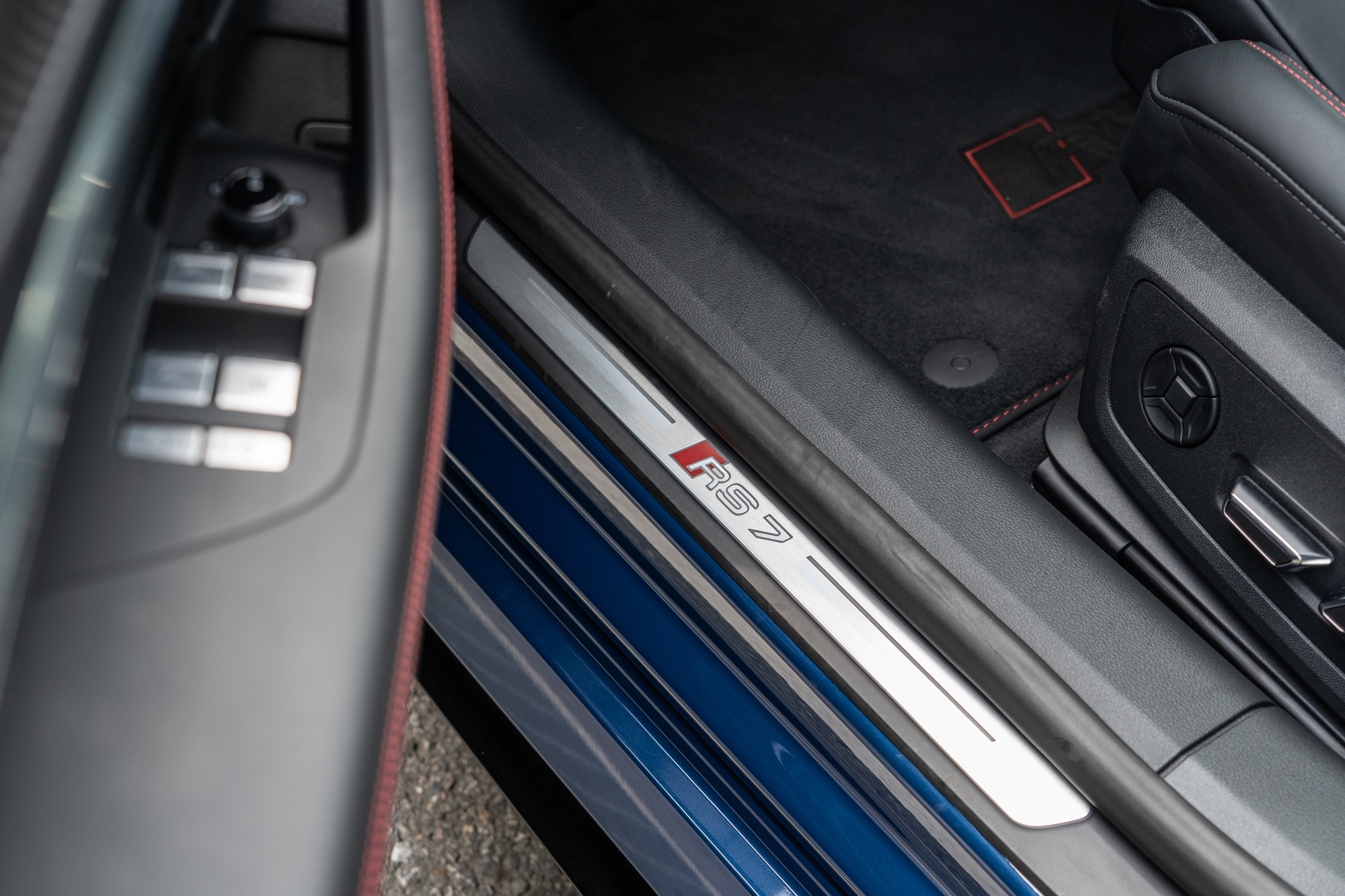 RS專屬發光門檻踏板。