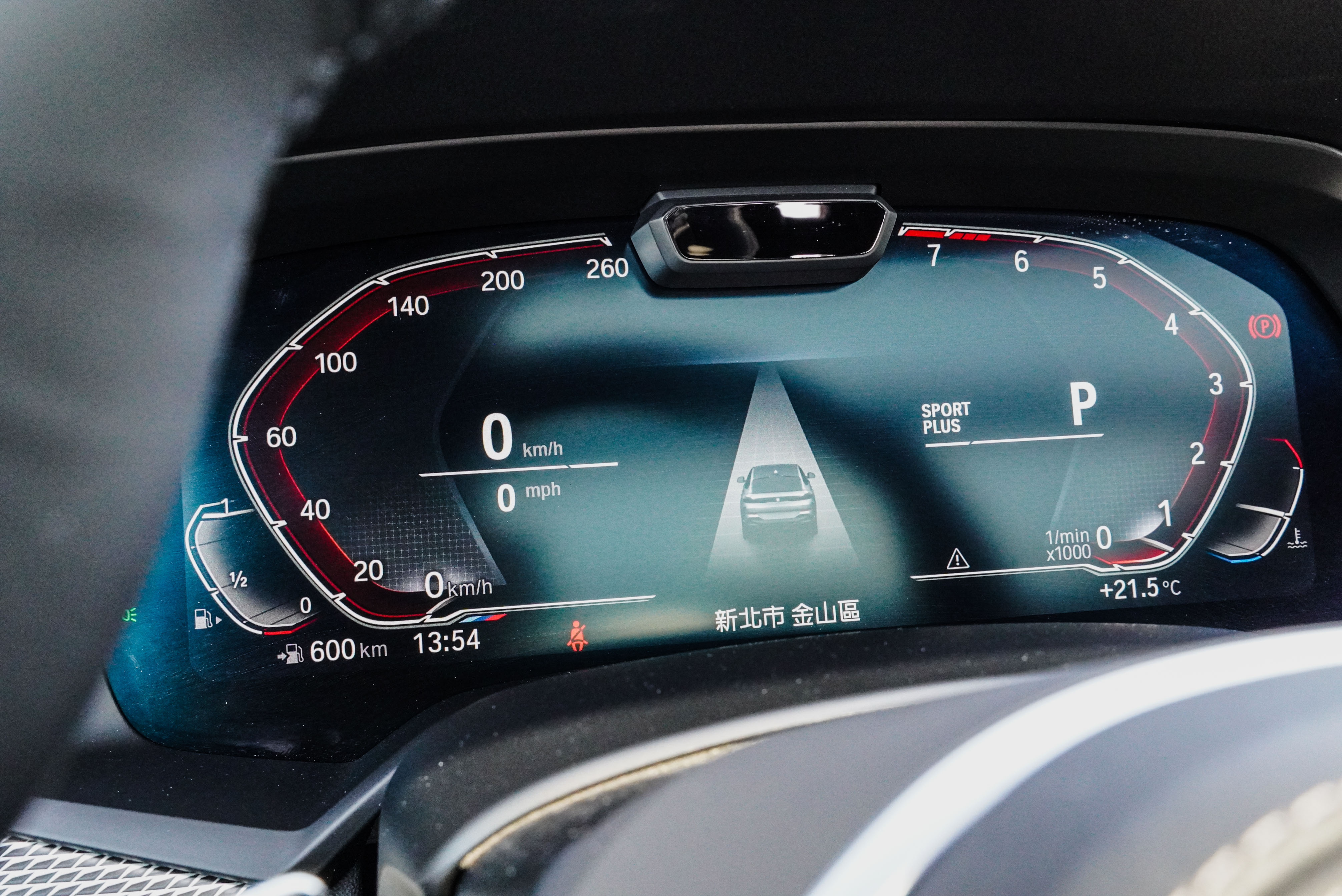 BMW Personal CoPilot 智慧駕駛輔助科技提供車道維持、主動車距控制等系統，資訊都能顯示在 12.3 吋全數位儀錶中。