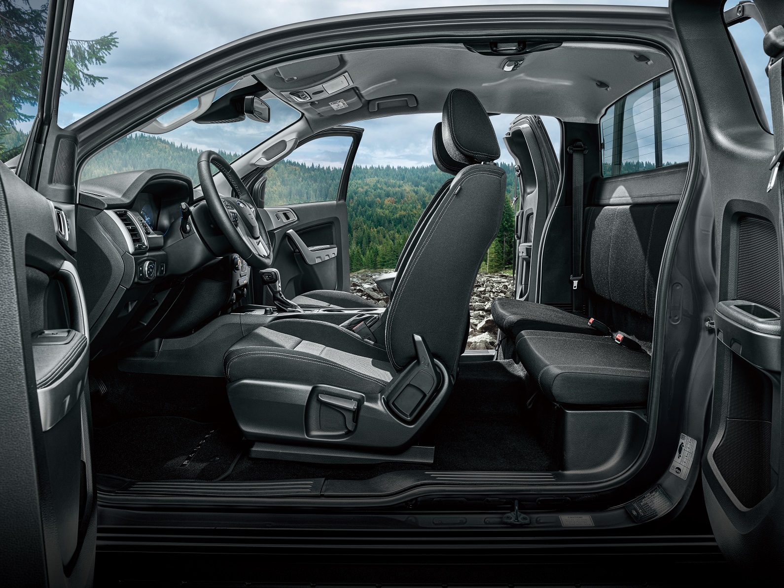 21 年式 Ford Ranger職人型採用獨特的一廂半車身座艙與中央對開式車門設計，採用富有多元應用的2+2四座車室空間配置。