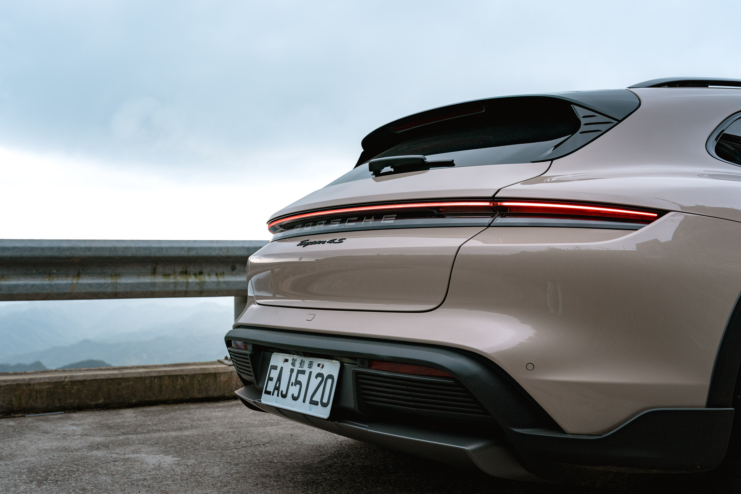 越野套件包含了前、後保桿及門檻旁擋泥板設計,保護車輛於越野時不受沿途碎石刮傷。