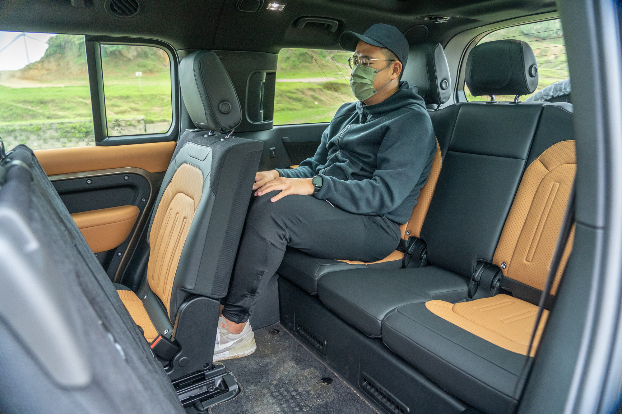 身高 177cm 乘客示範第三排乘坐空間,鑑於較高的離地高度與維持相同軸距,因此第三排乘客上下車會有較高難度。