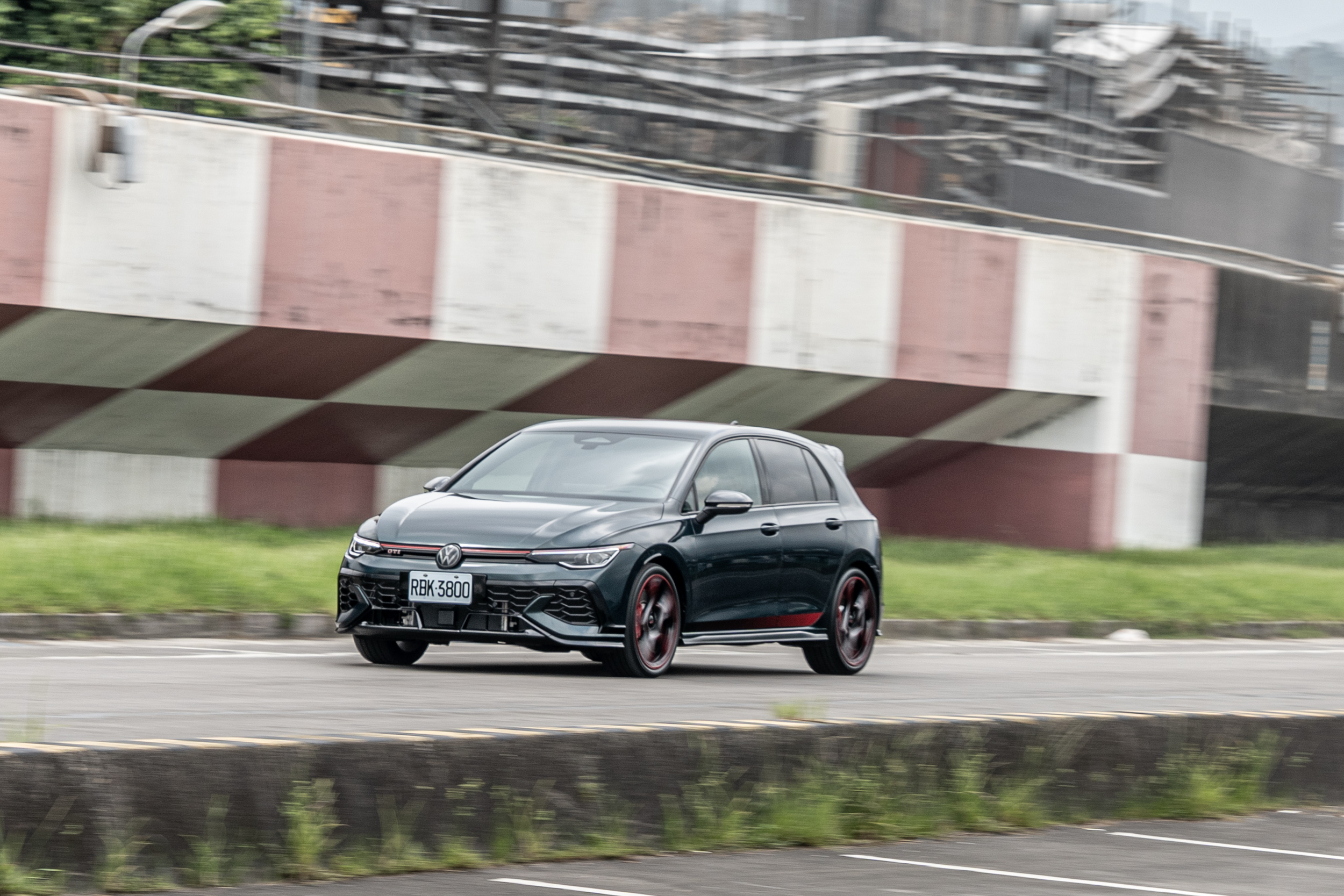 325 匹馬力的前驅車，若是以早期的技術力根本不可能量產化。