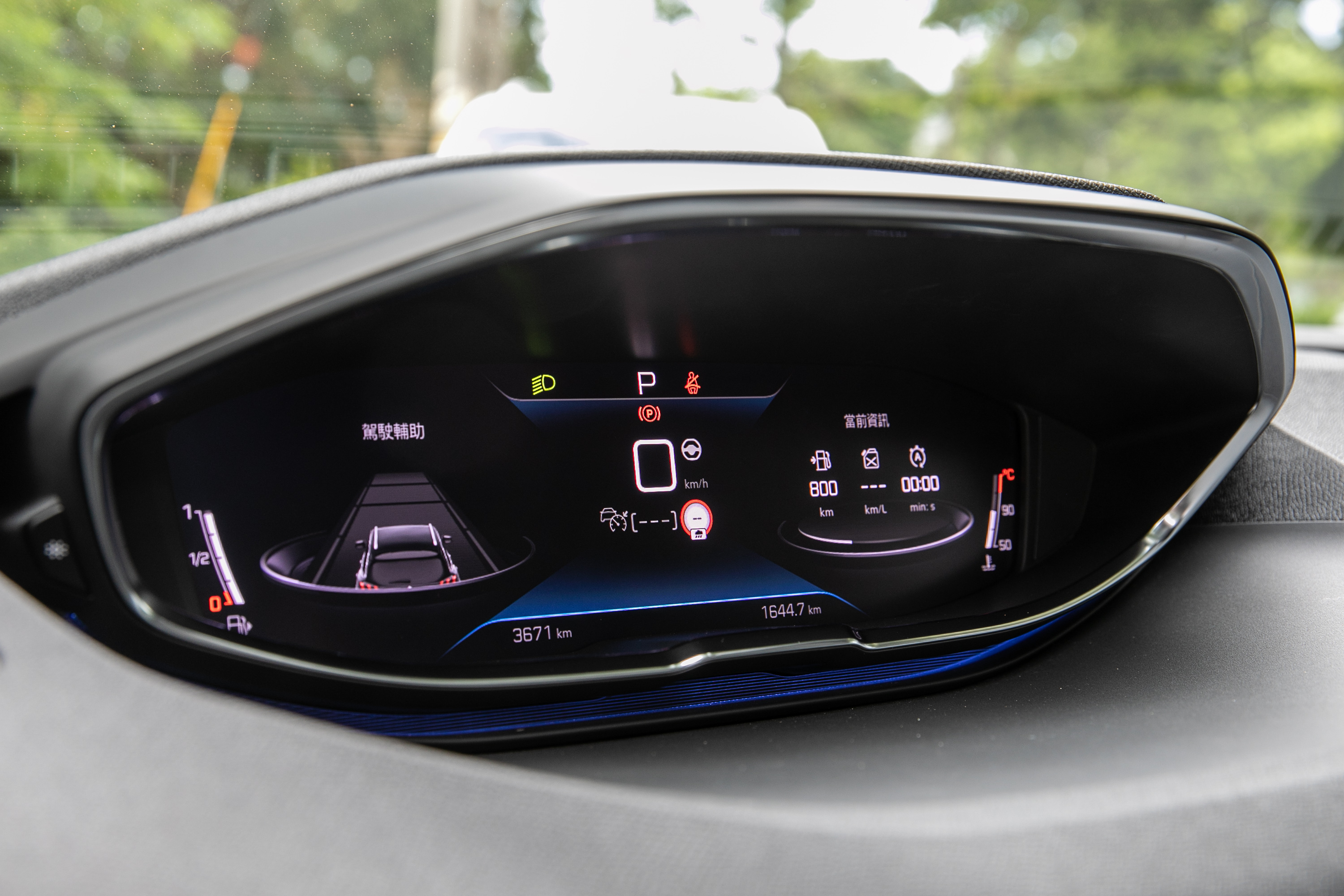 12.3 吋全彩數位儀表顯示幕的造型與其他品牌頗有不同。