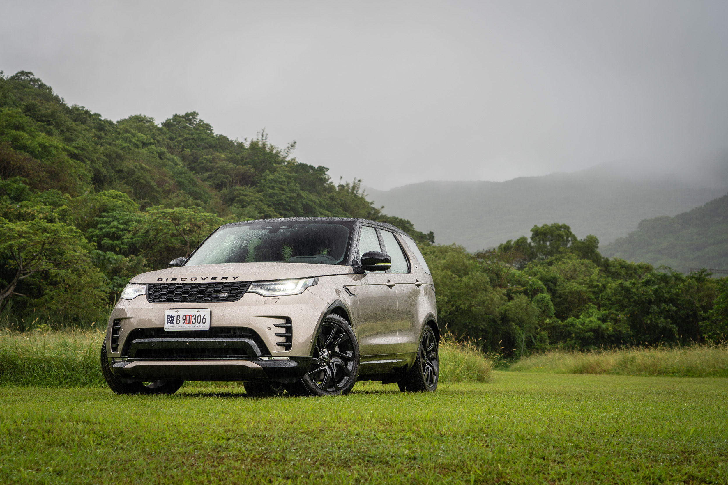 小改款 Discovery 車系全配置了「R-Dynamic」的運動化套件。