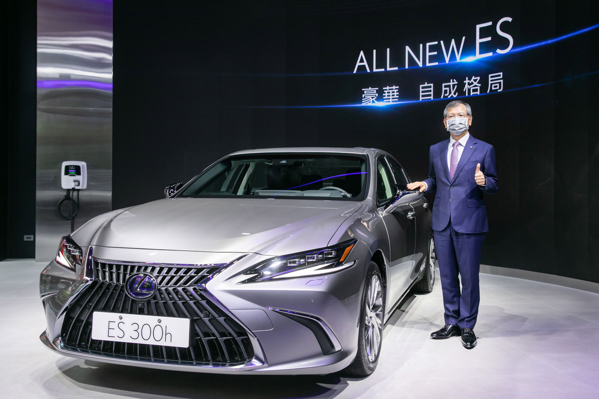 和泰汽車 Lexus 營業本部賴光雄本部長, 於 LEXUS ELECTRIFIED 品牌概念店宣布小改款 ES 正式上市。