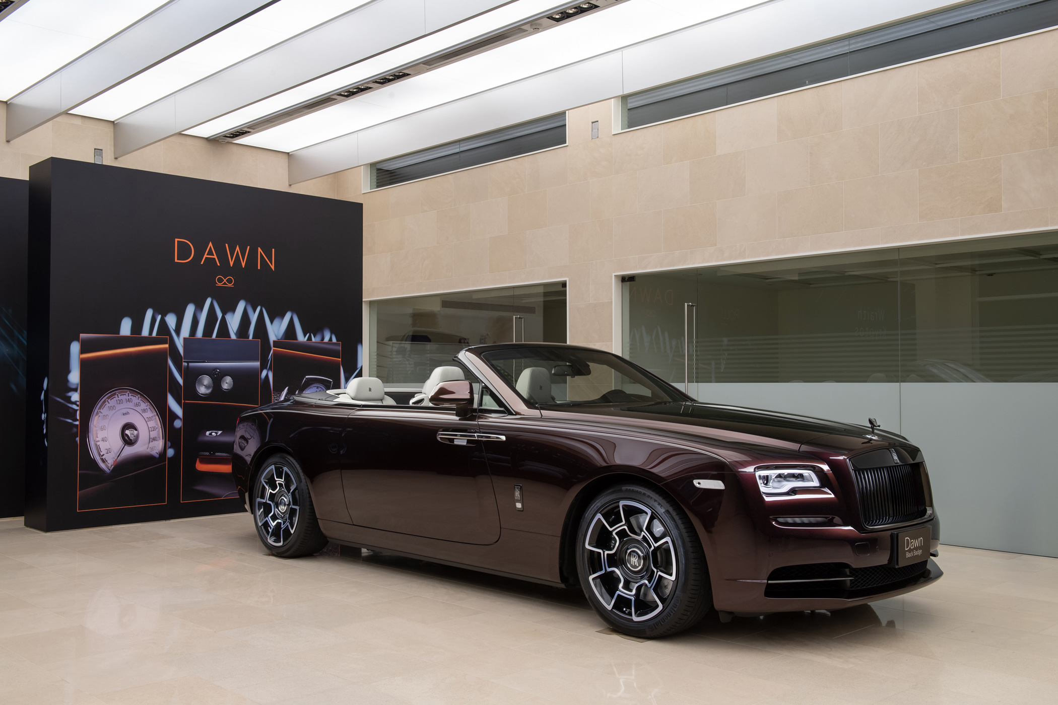 同場加映採用獨特客製化波希米亞深紅配色的 Dawn Black Badge。