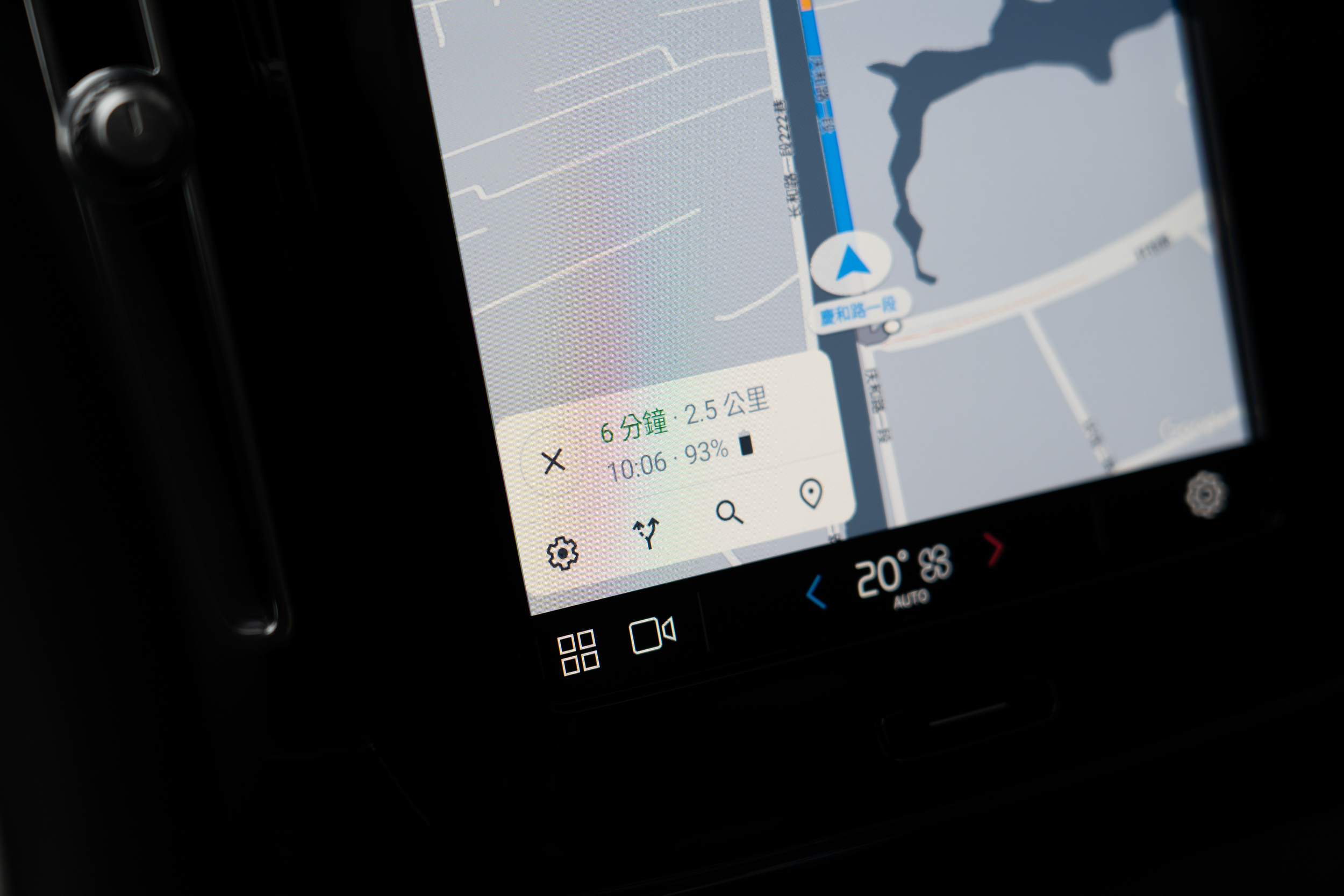 這套 Google 車載娛樂系統係與 Volvo 合作開發，故與傳統 Android Auto 手機互聯系統有所不同，高度的整合性，讓 Google Map 在設定好路程後，會依據狀況預測到達地點的剩餘用電。