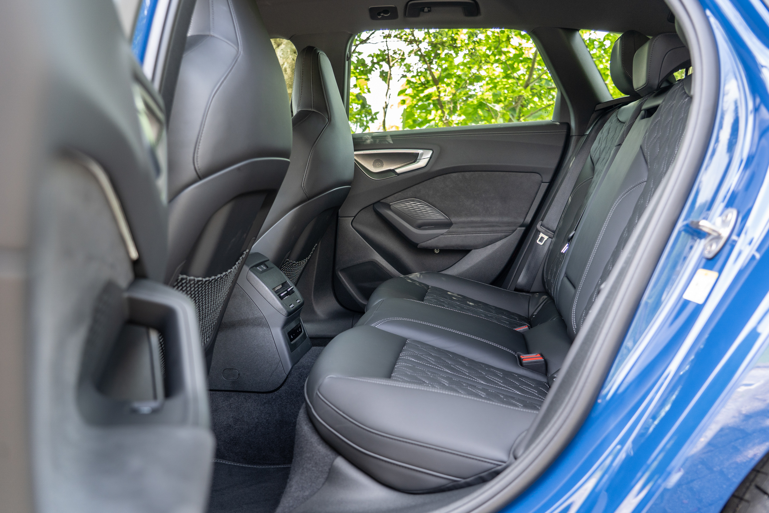 座椅包覆性與支撐性十足，但還是以舒適作為主軸的用料。