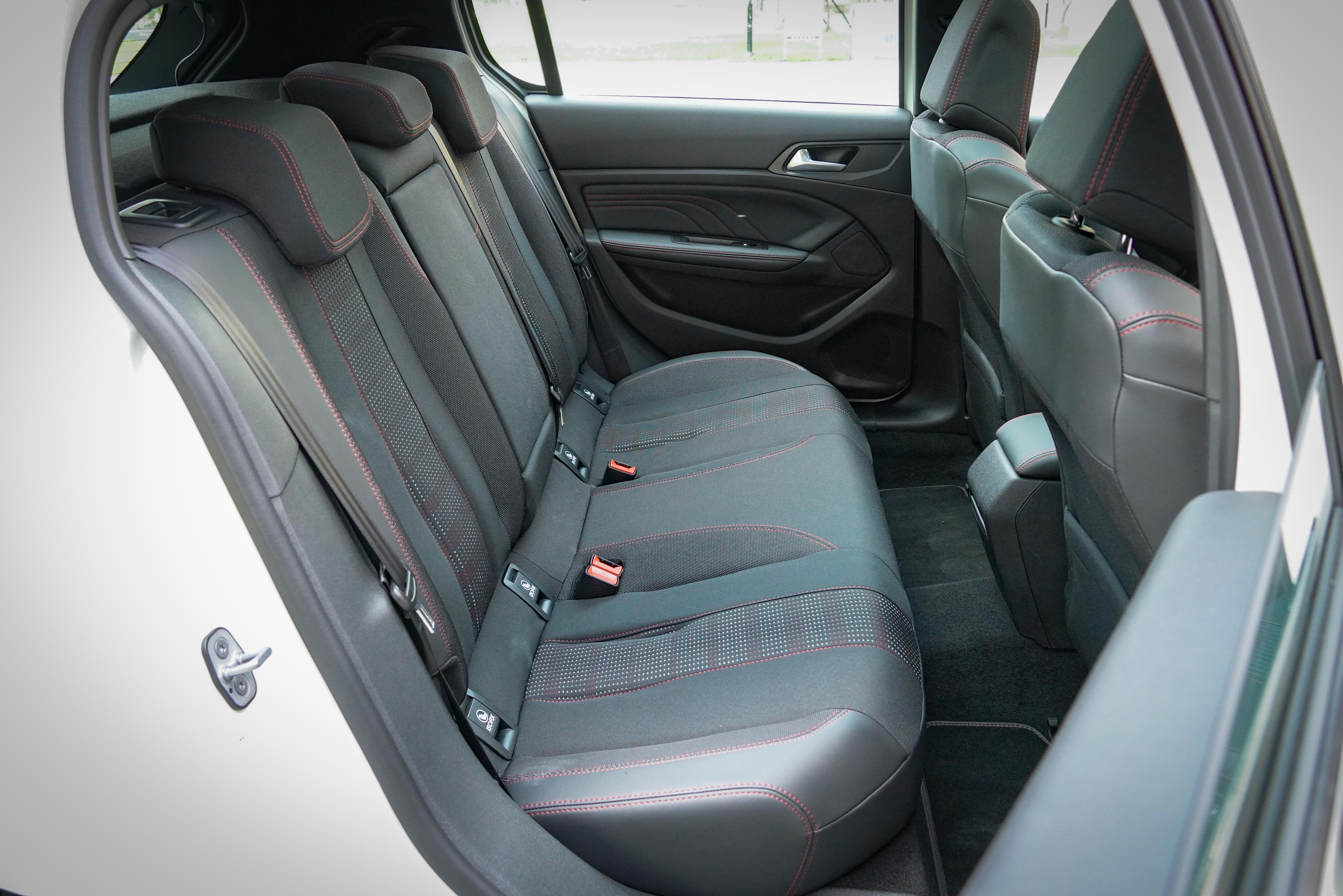 後座空間可滿足大部分成人需求,只不過後座少了出風口。