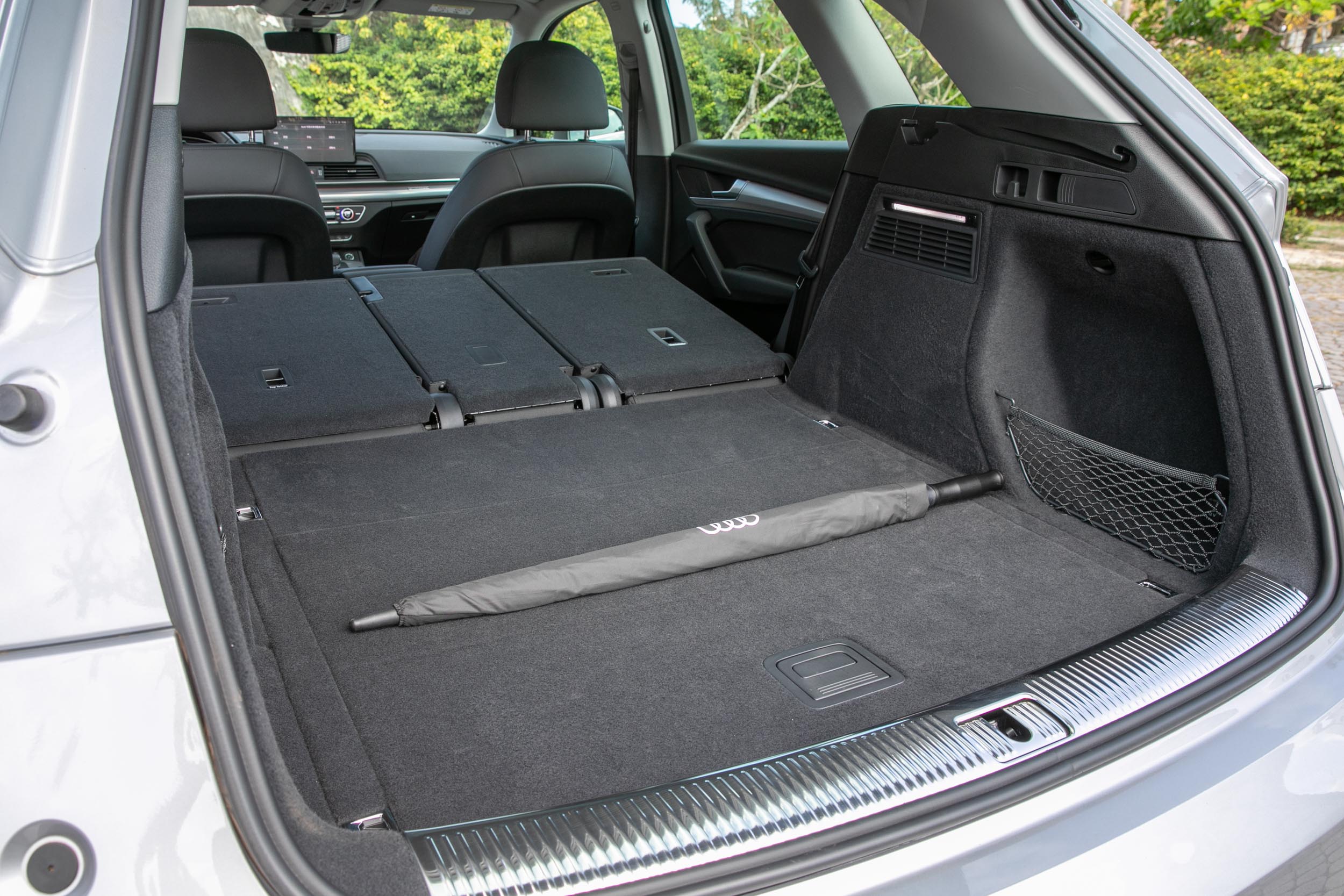 後座椅背傾倒後,最大置物容積可達 1520 公升。