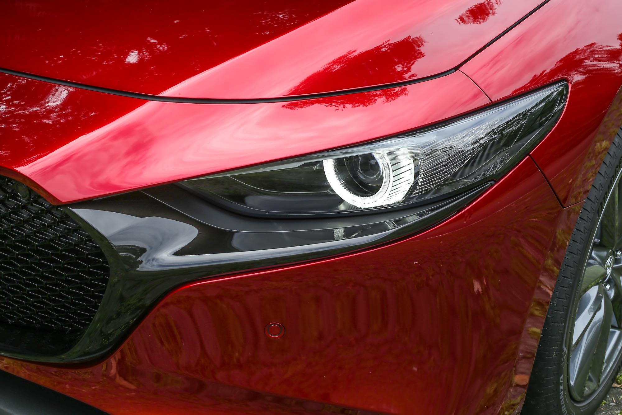 附自動水平調整的 LED 頭燈，已是新世代 Mazda3 的全車系標配。