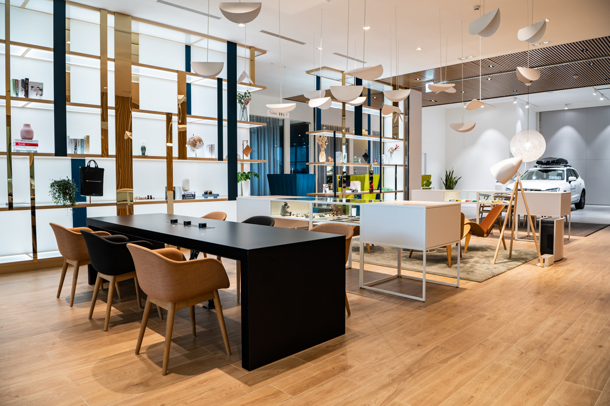 在多達 100 席位的客戶休憩區中可見到單椅大師 Hans Wegner 「以人為本的舒適性」的設計作品。