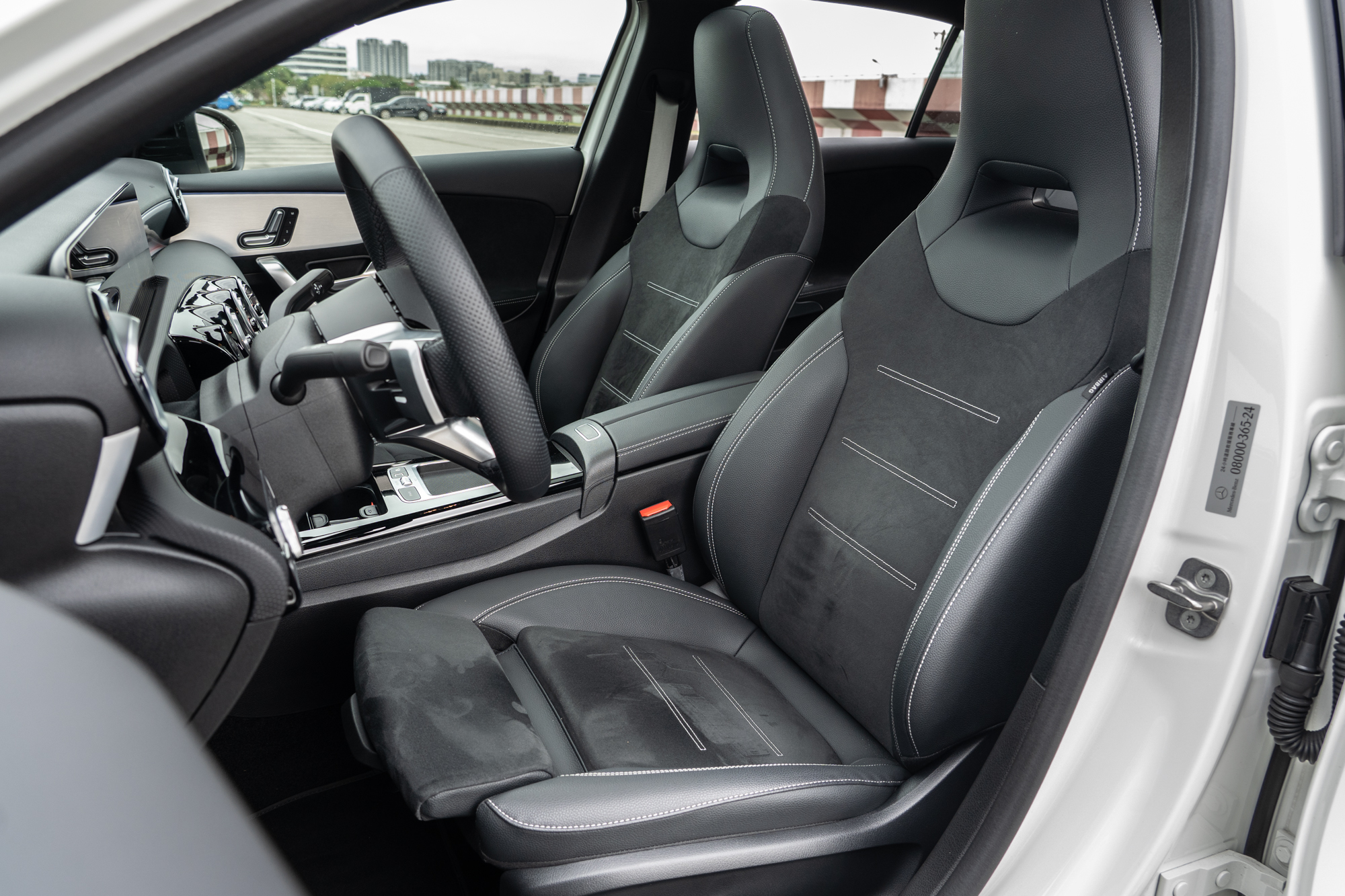 配備ARTICO/MICROCUT(含灰色縫線)的跑車型座椅。