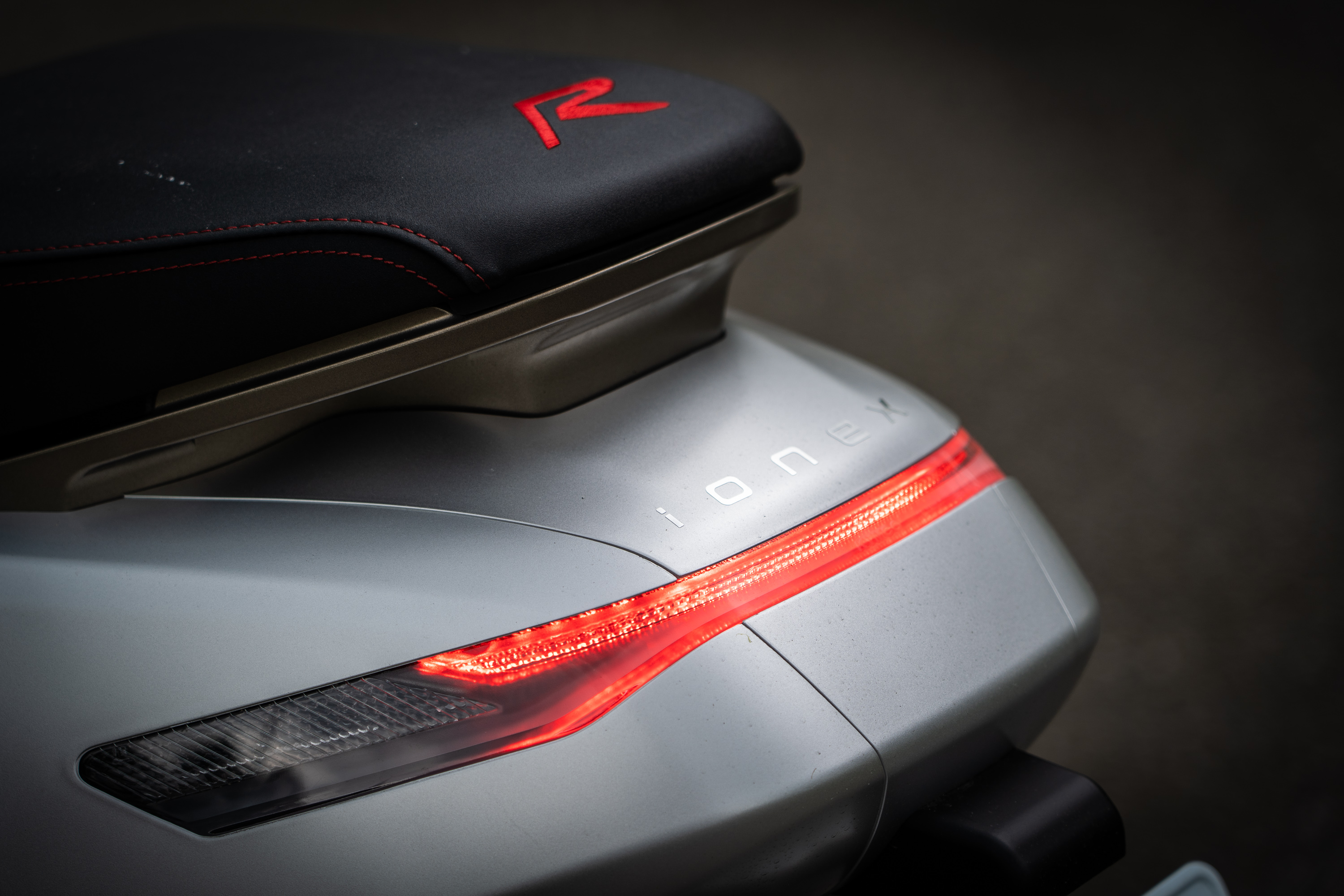 前後「Ionex」廠徽與專屬的「R」字標記,在設計上各有巧思不同。