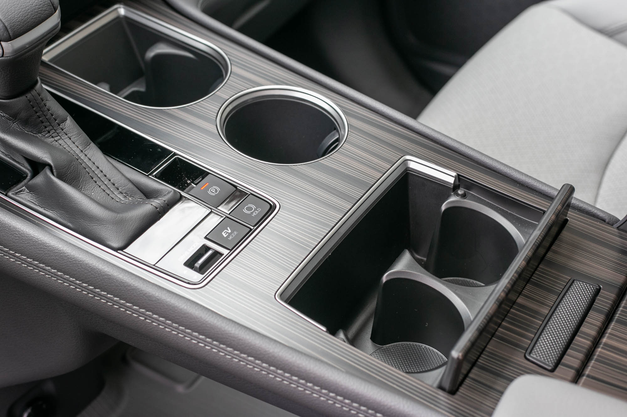 中央鞍座就有四個置杯架。