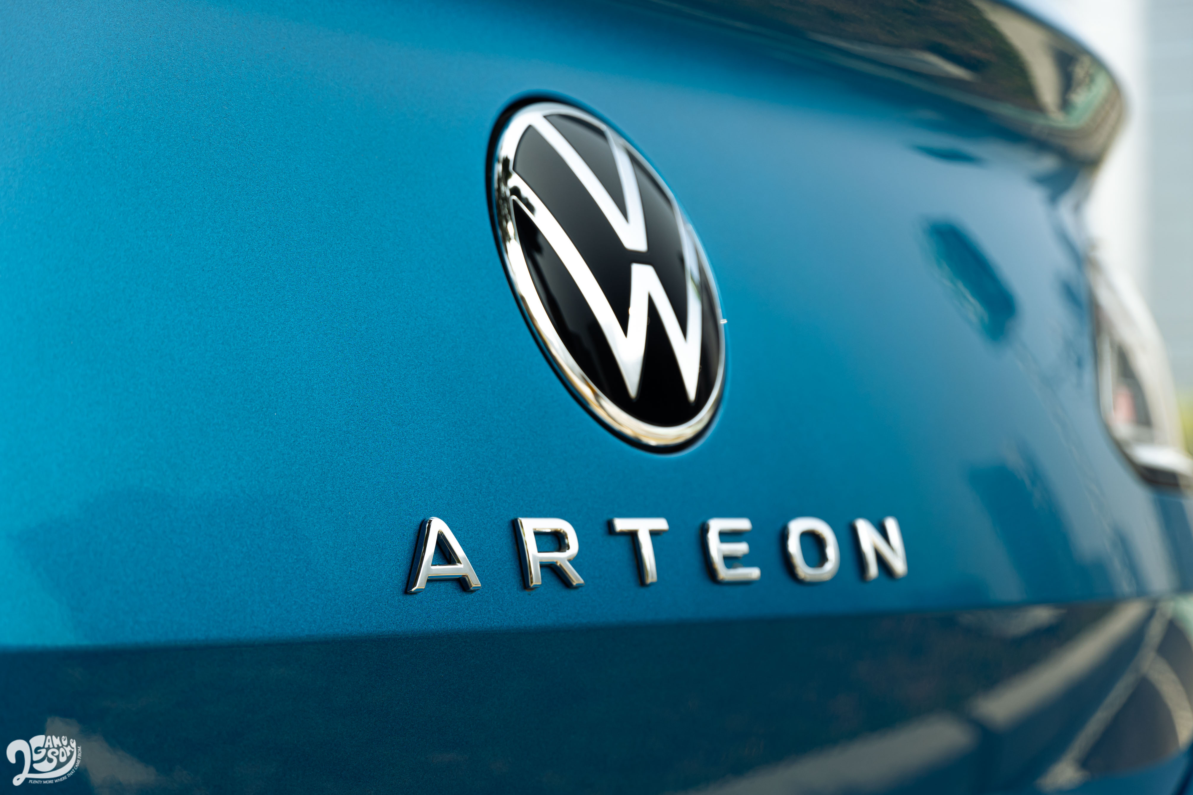 斗大車名安於尾廂蓋上,符合當前車壇設計潮流。