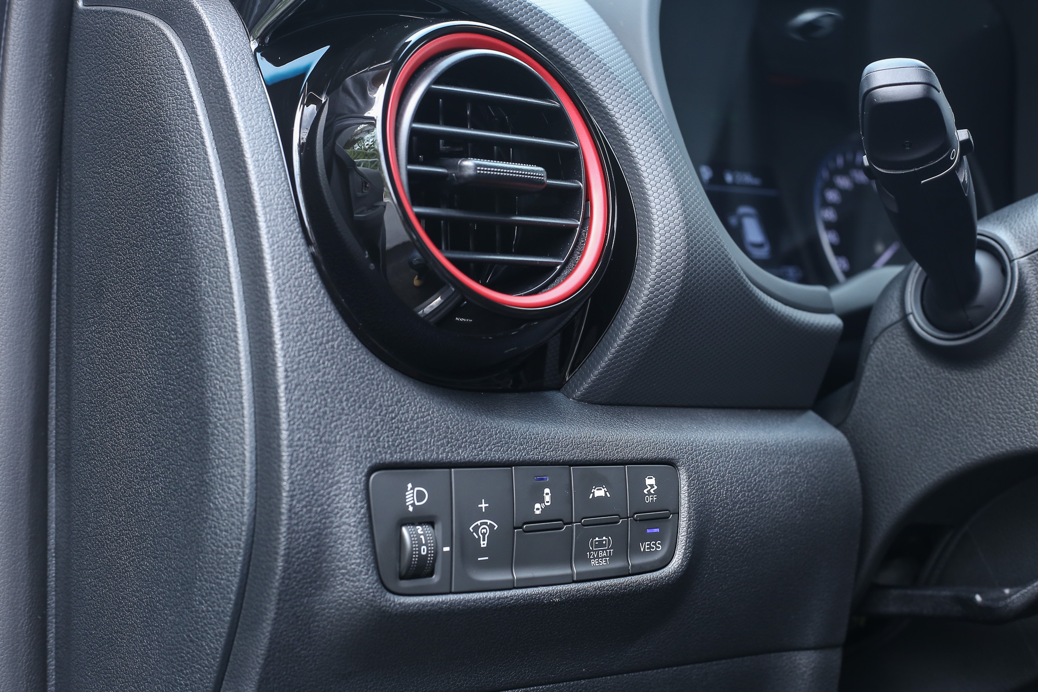 駕駛左側按鍵功能比較特別的有「VESS 虛擬引擎聲效系統」與「BRS 按鍵式喚醒鋰電池」等功能。