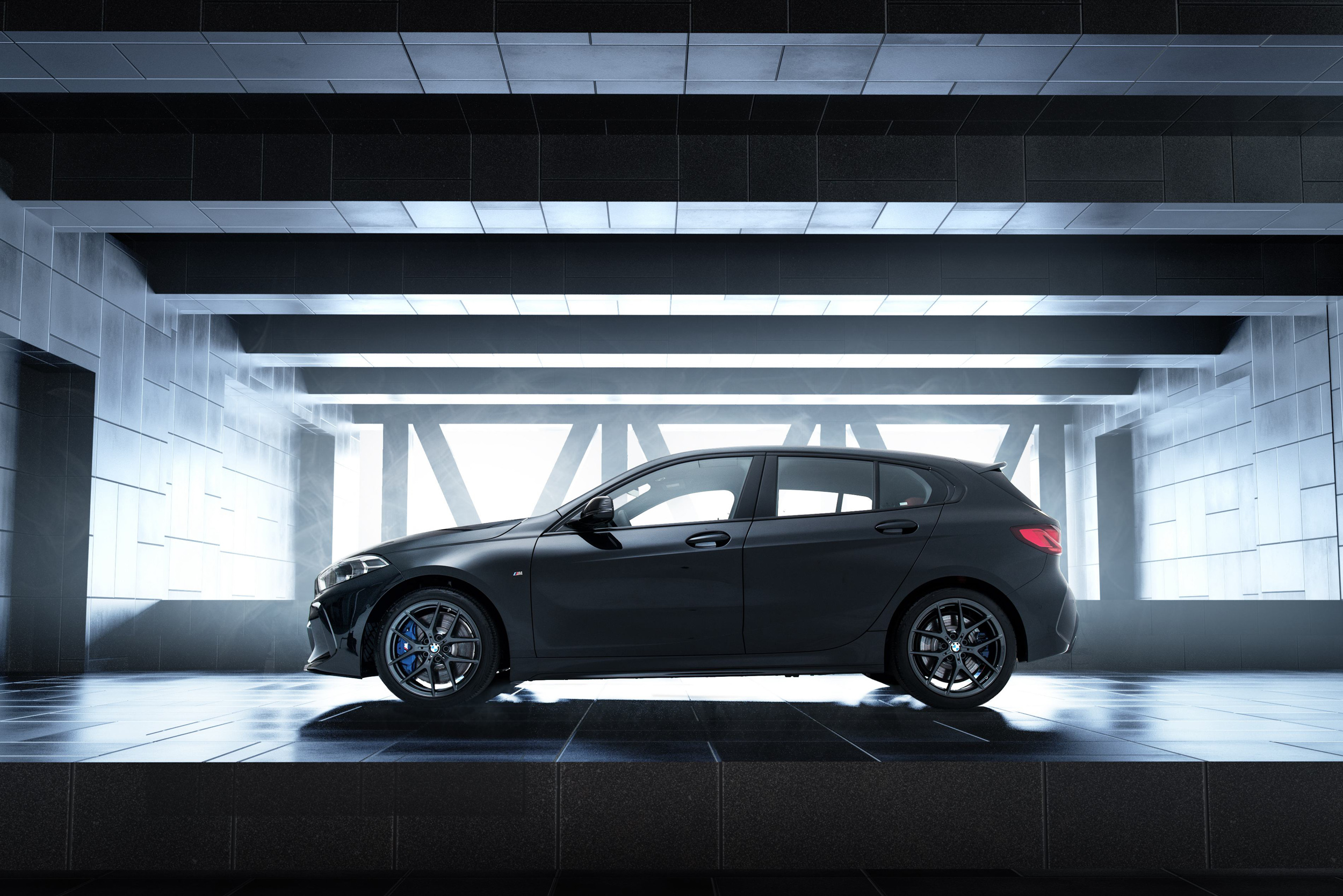 Black Storm Edition 配備黑色 18 吋 M 款專屬 V 幅式輪圈與藍色卡鉗。