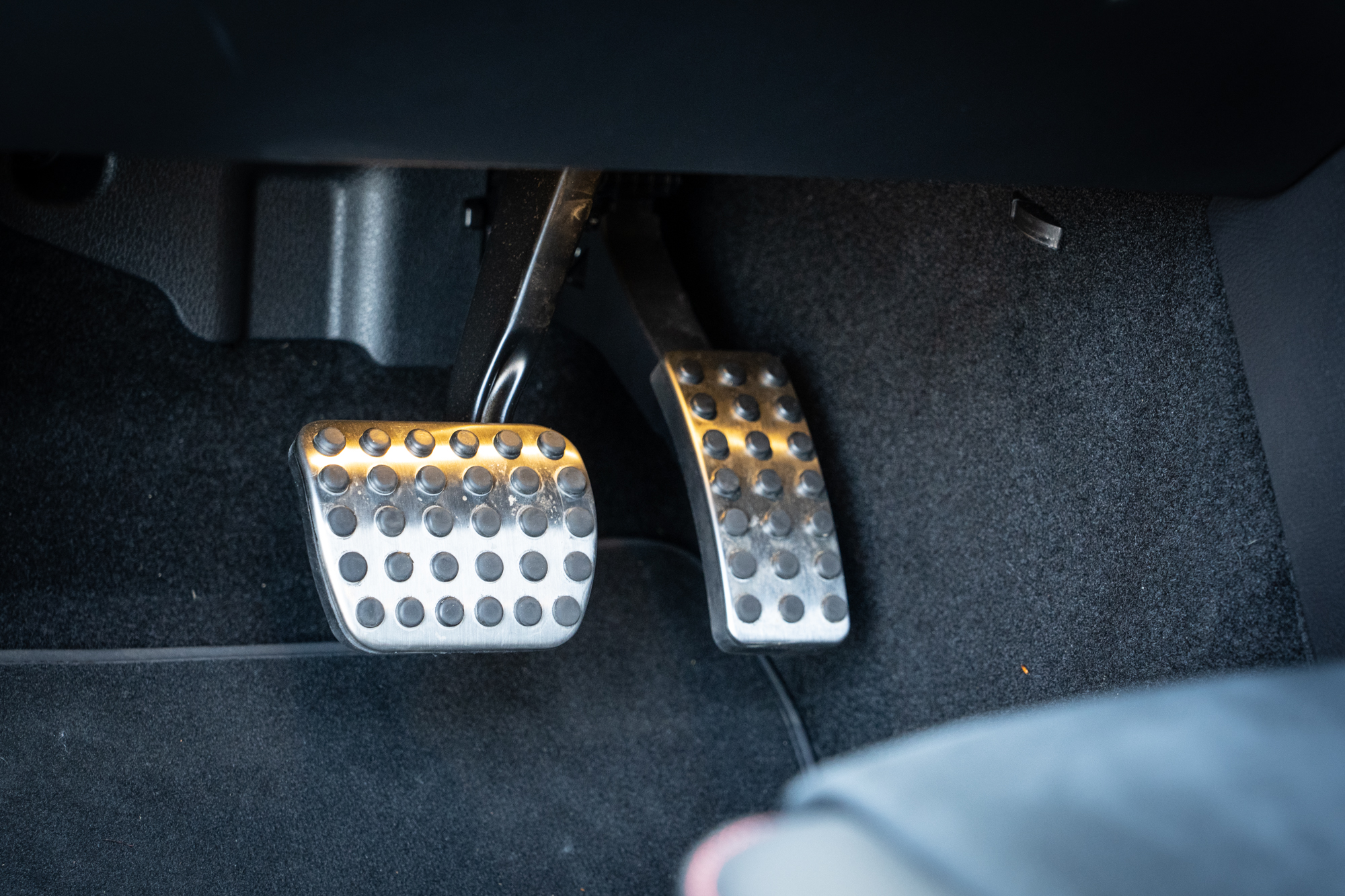 也是選配項目的跑車式金屬踏板附止滑橡膠凸點。