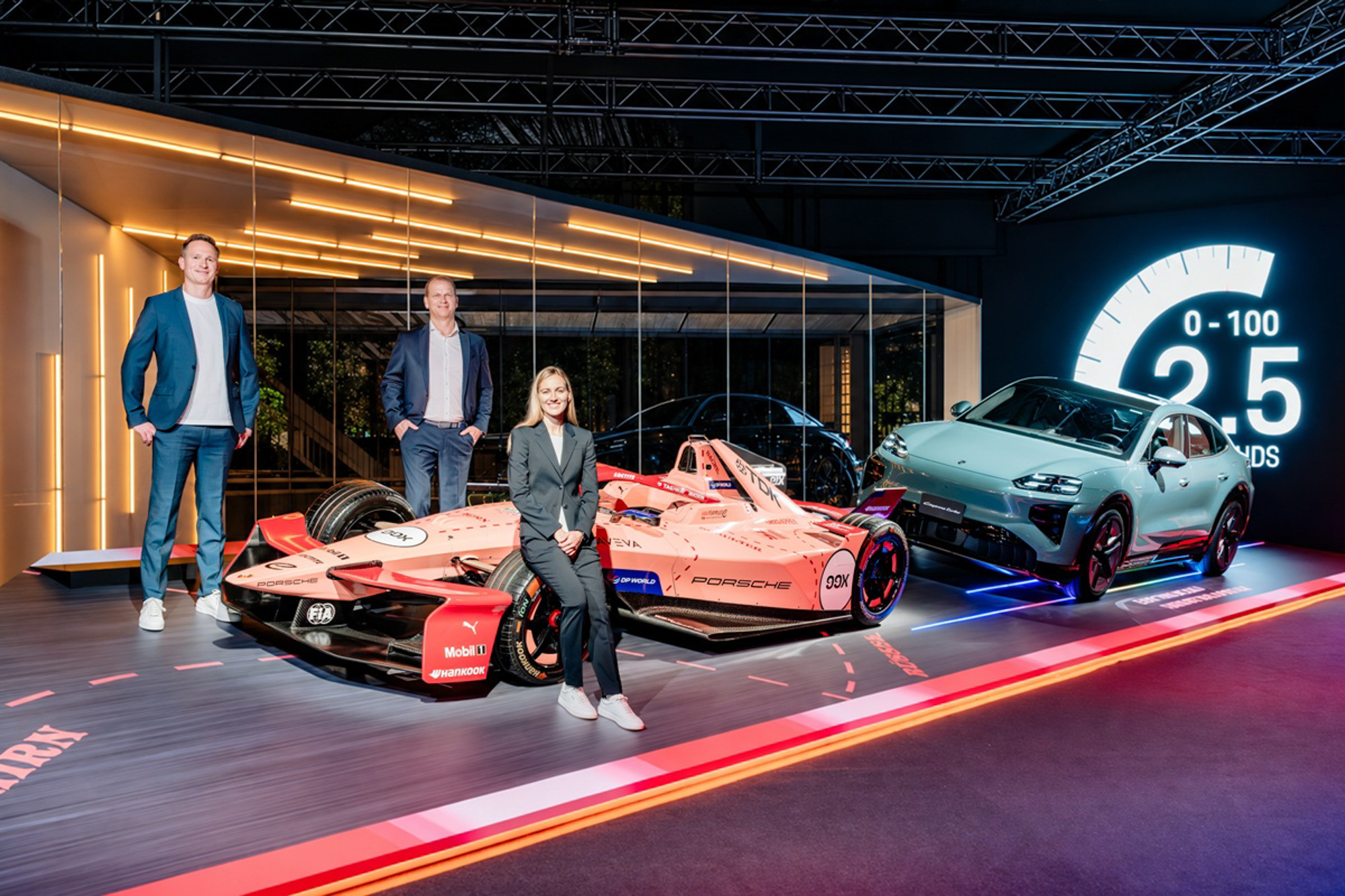 Cayenne Electric 全新車型完美融合源自保時捷賽車運動的頂尖工程技術與卓越的純電動能，兼具全方位的日常實用性與兩種截然不同的車身型態。（左至右：台灣保時捷行銷處長 柯鵬洋 Jan Kuppen、台灣保時捷總裁 聶德軒 Christian Nater、保時捷 Formula E 團隊研發車手 Gabriela Jílková ）