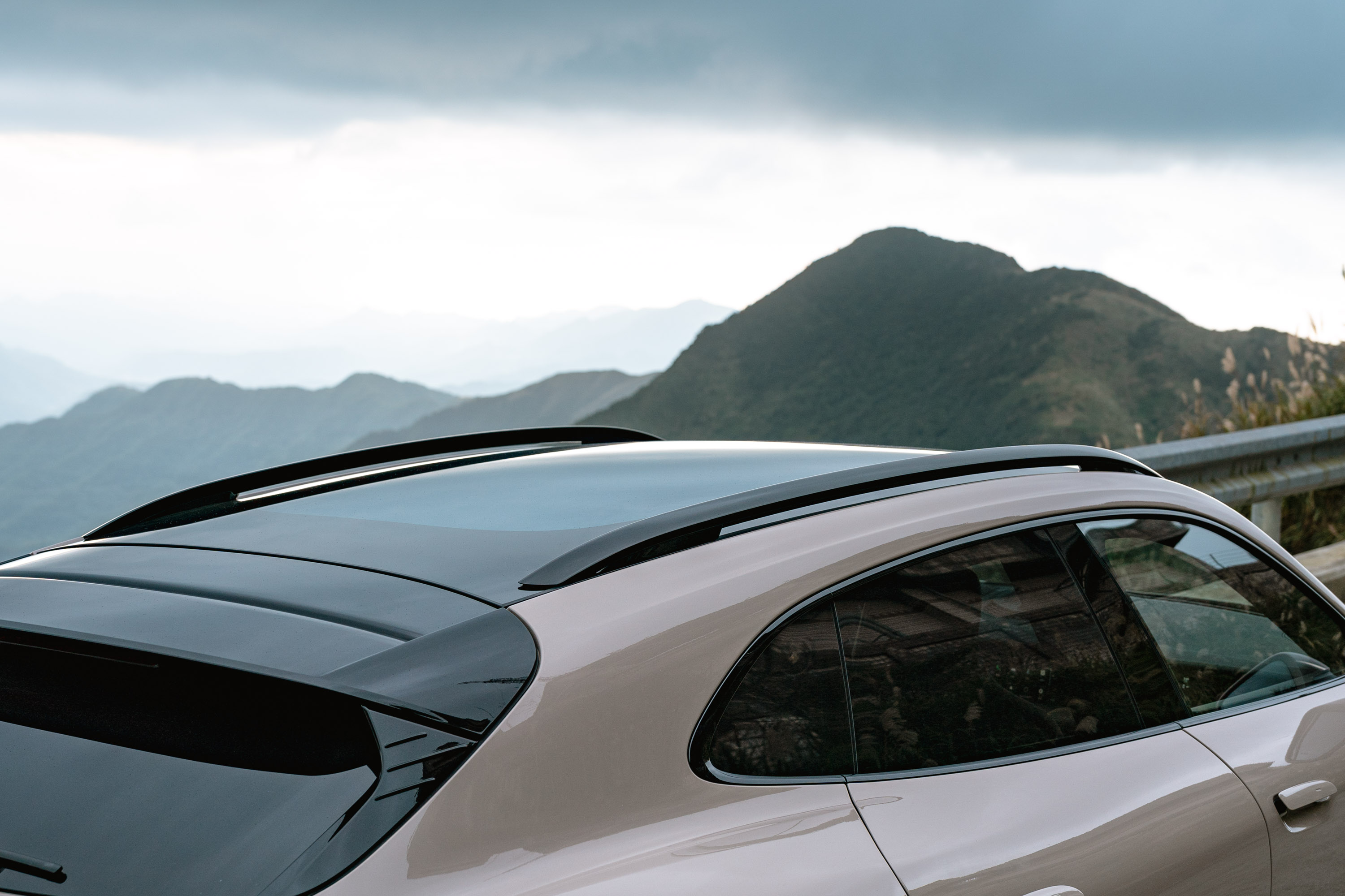 電動跨界旅行車,怎麼能少了車頂置物滑軌呢?