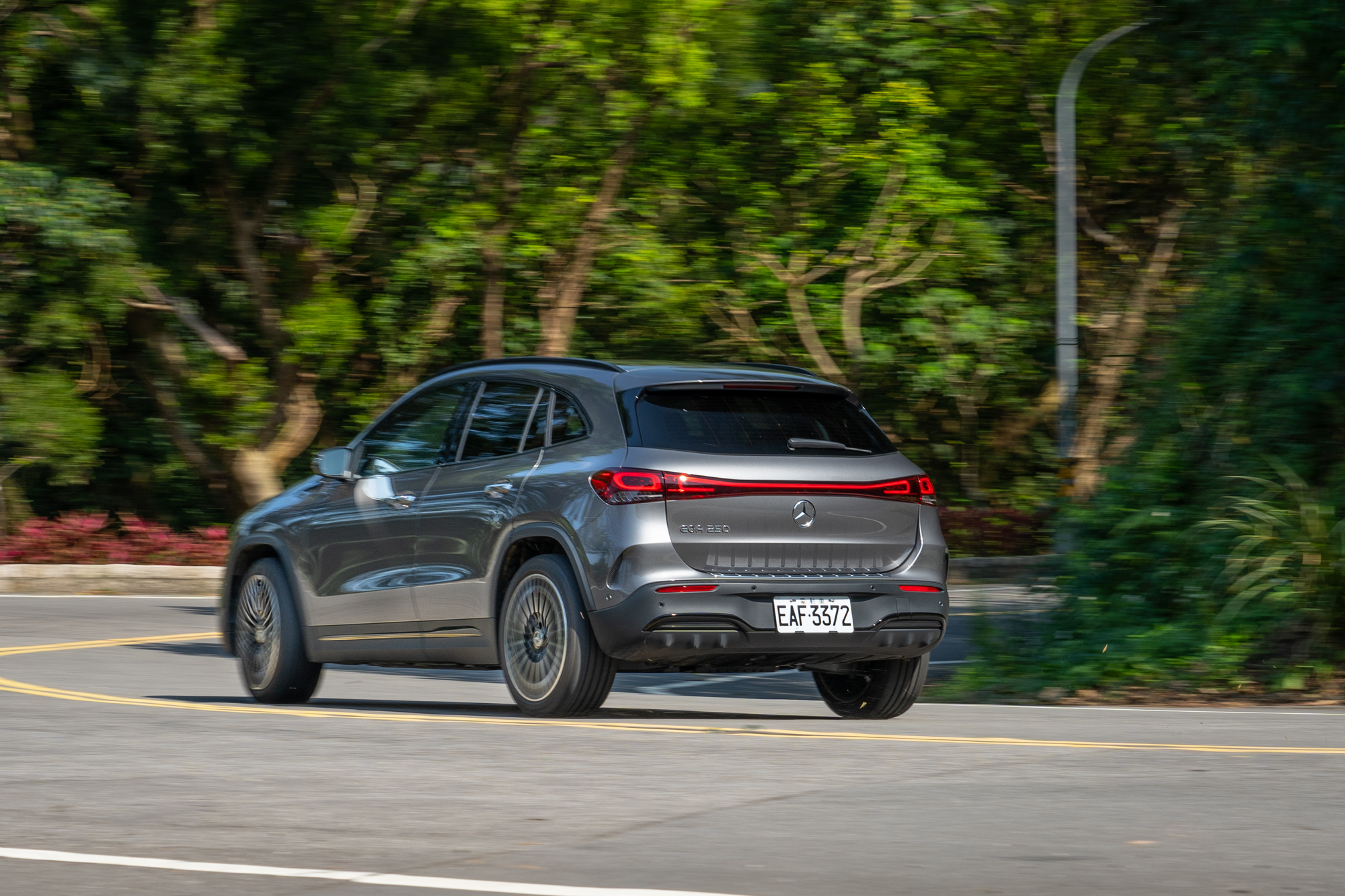 加速反應更為即時,但因車重所致,因此零百加速表現相較 GLA 200 僅快上 0.1 秒。