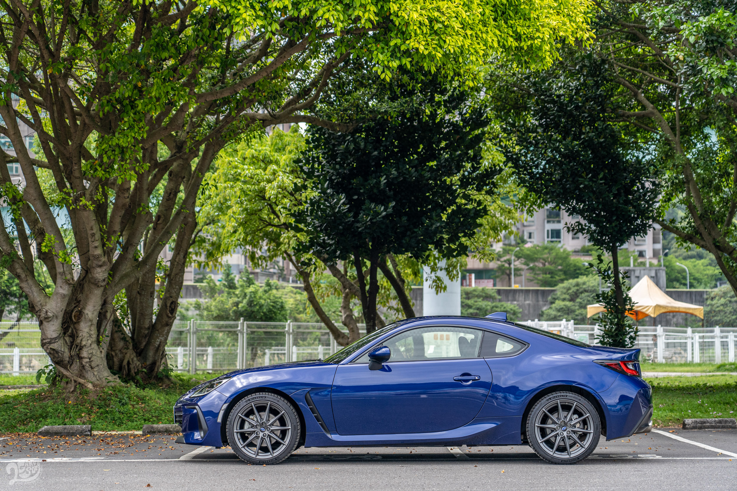 BRZ 的車身尺碼並無太大變動,甚至車高還降低了近 10 mm,明顯是要保留其緊湊雙門跑車的駕控體感。
