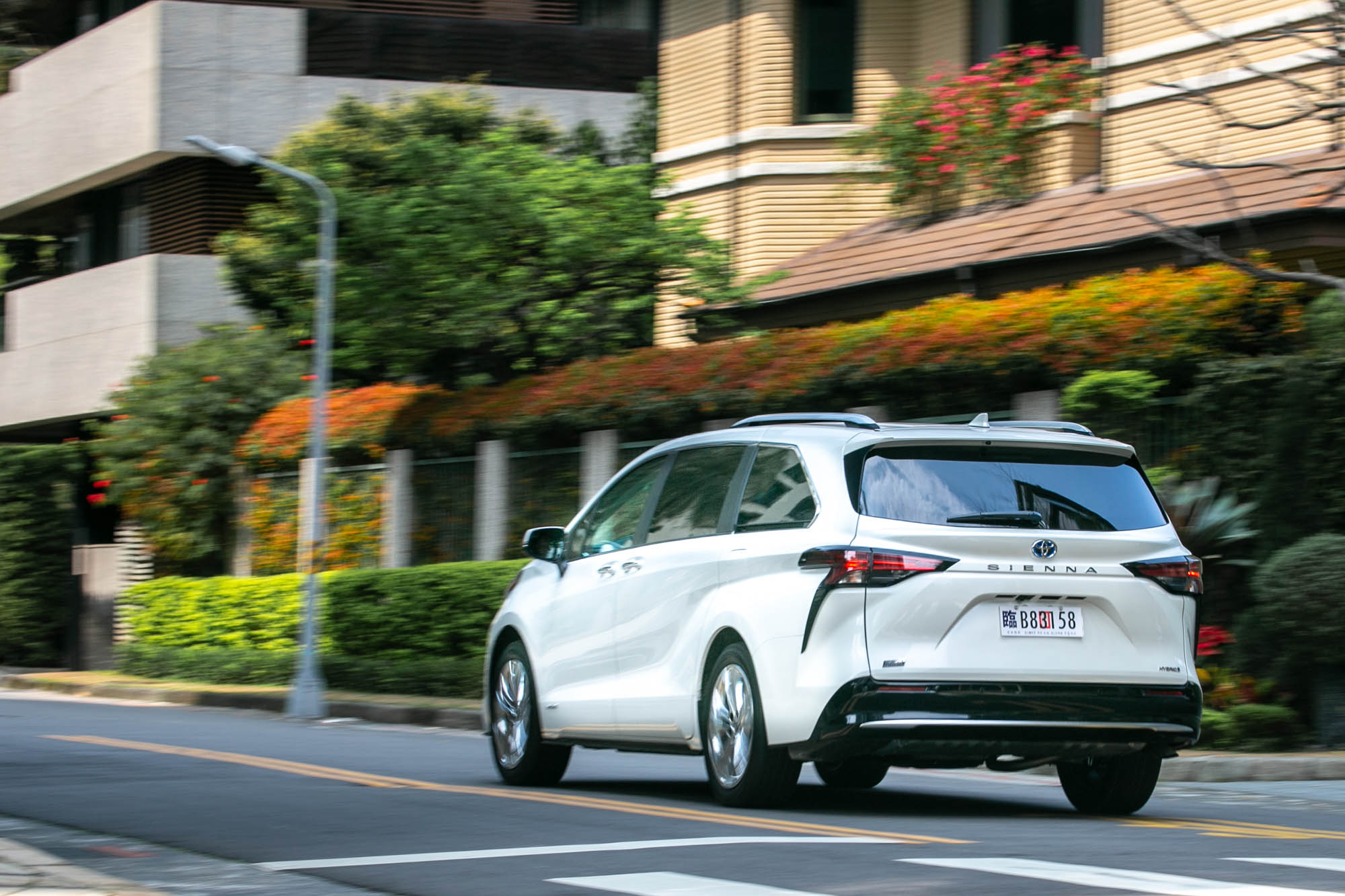 透過懸吊幾何、隔音制震設計的提升,行路質感表現具水準。