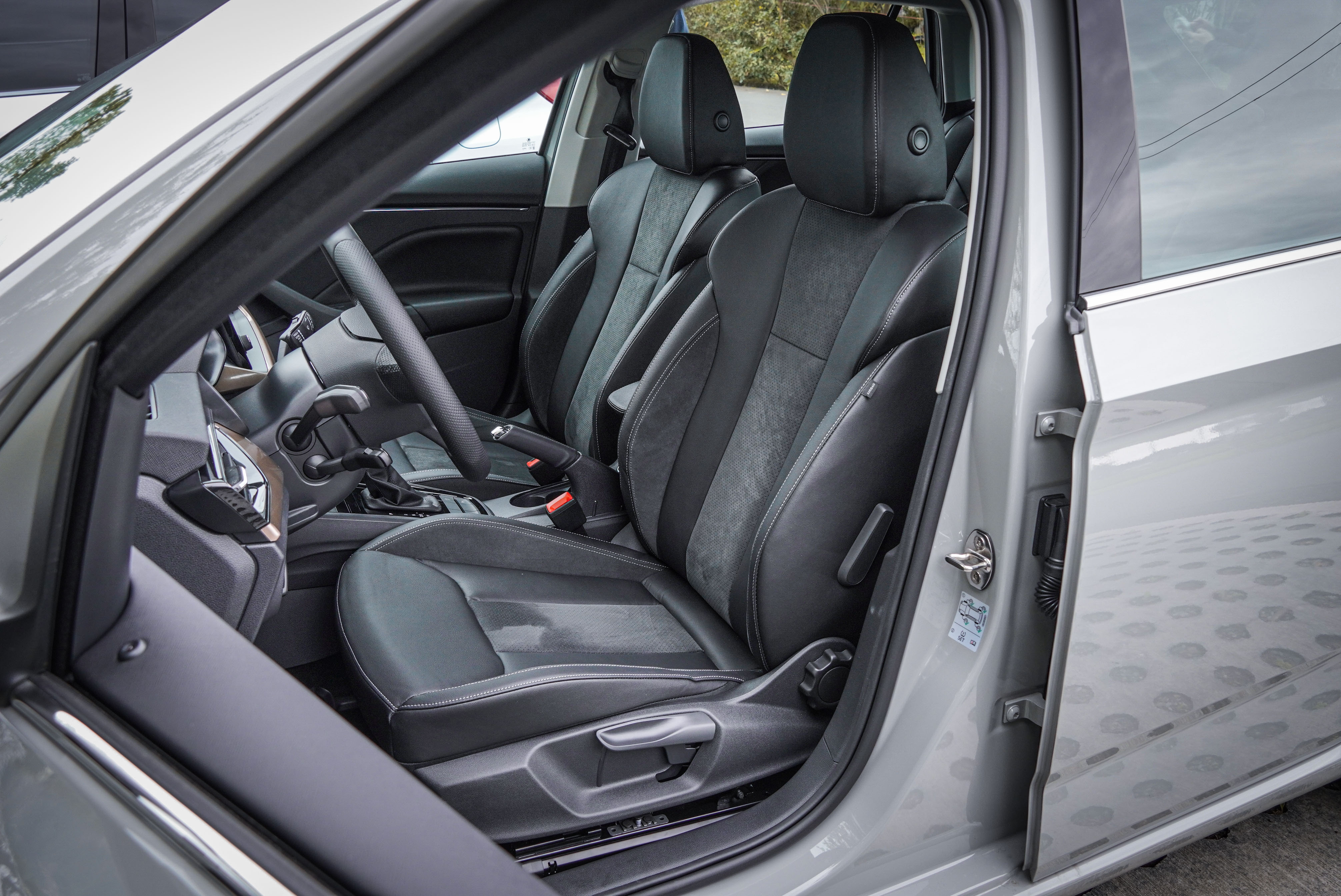 豪華版車型標配 Alcantara、真皮、透氣真皮混搭座椅。