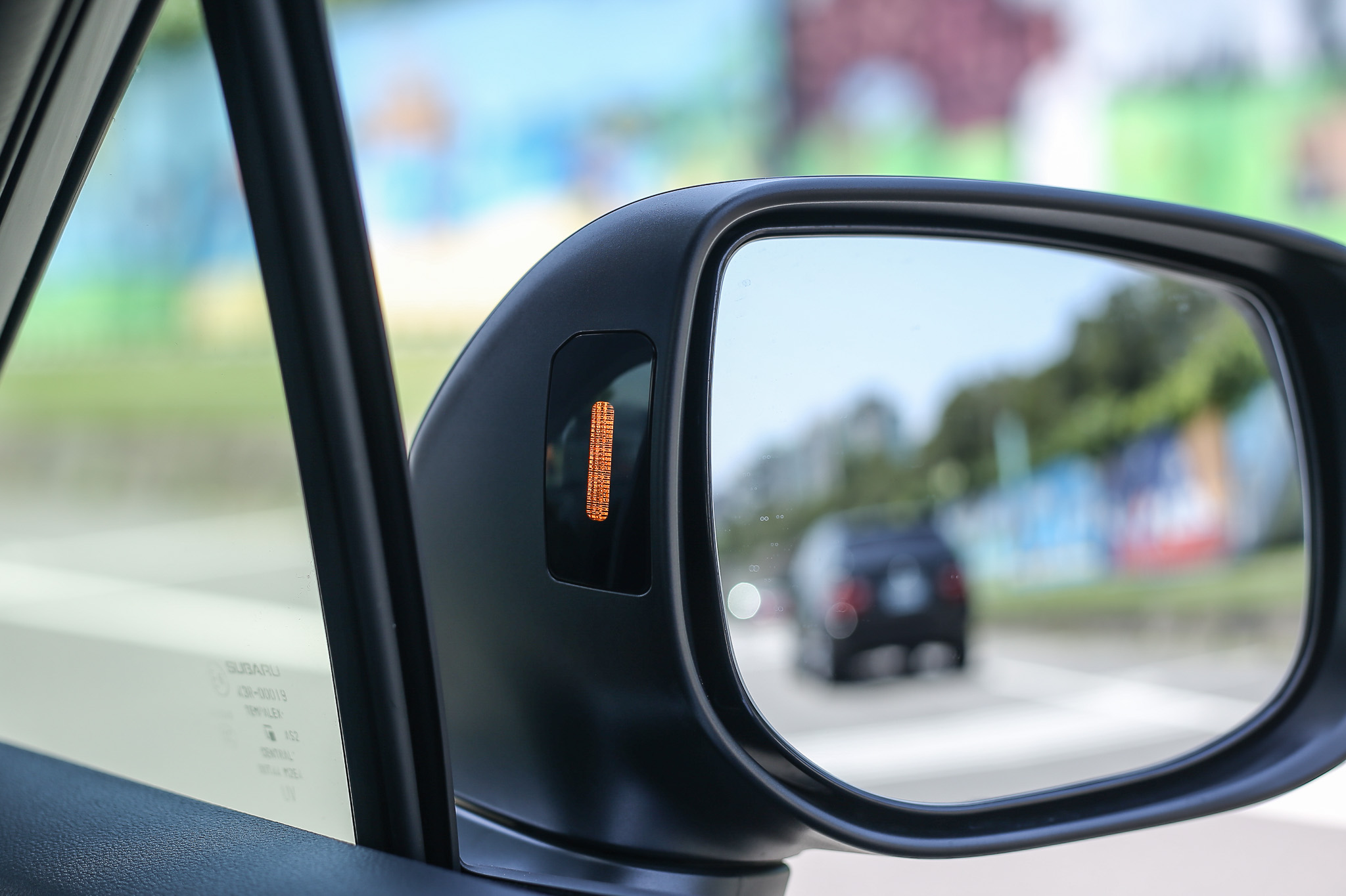 倒車時可自動下調的右後照鏡，有效減少停車時右側胎圈擦碰路沿石的受傷機會。