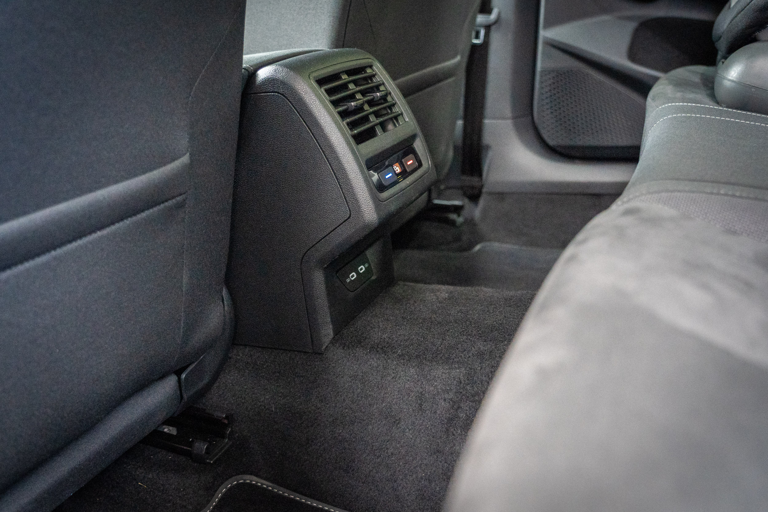 標配三區恆溫空調,後座中央龍骨處隆起較高,中間乘客乘坐舒適度稍微打折。