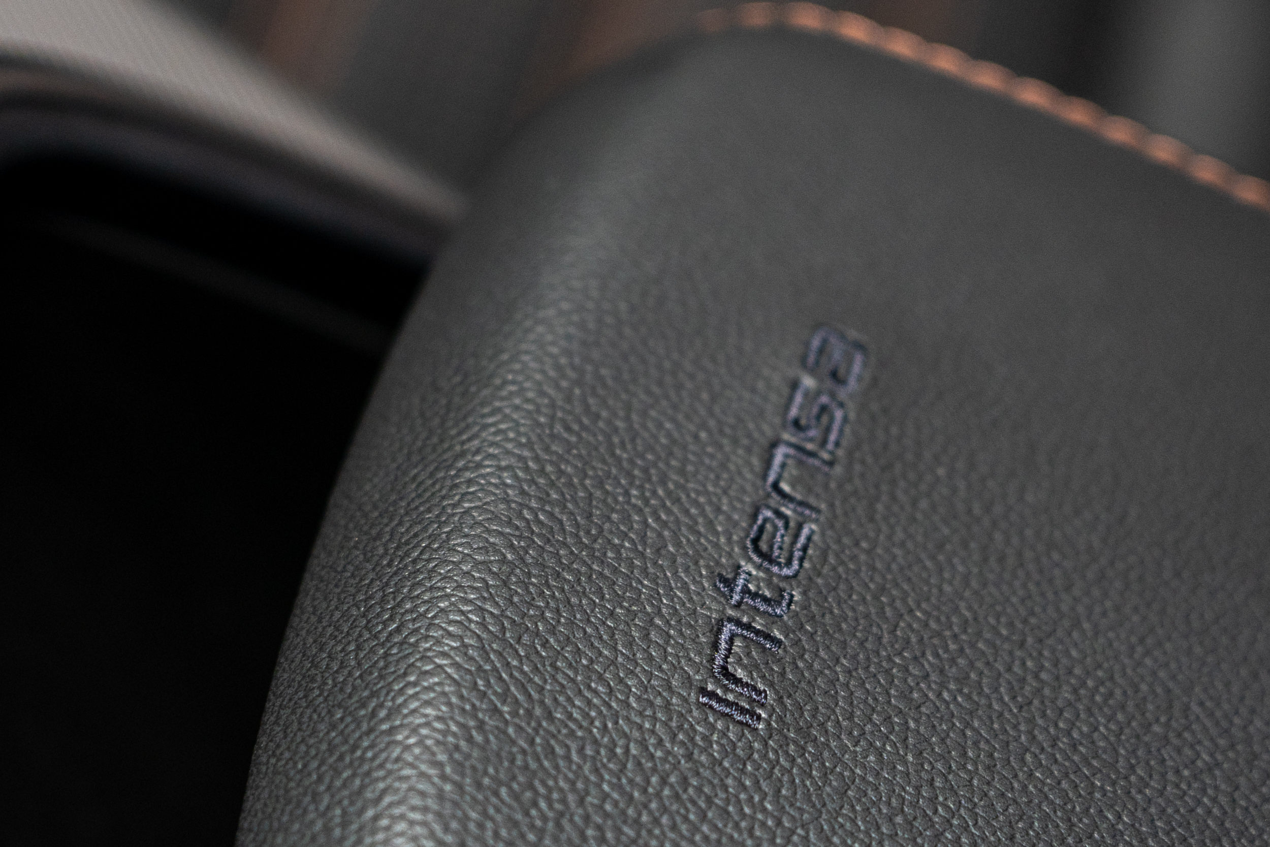 中央扶手也有專屬刺繡。