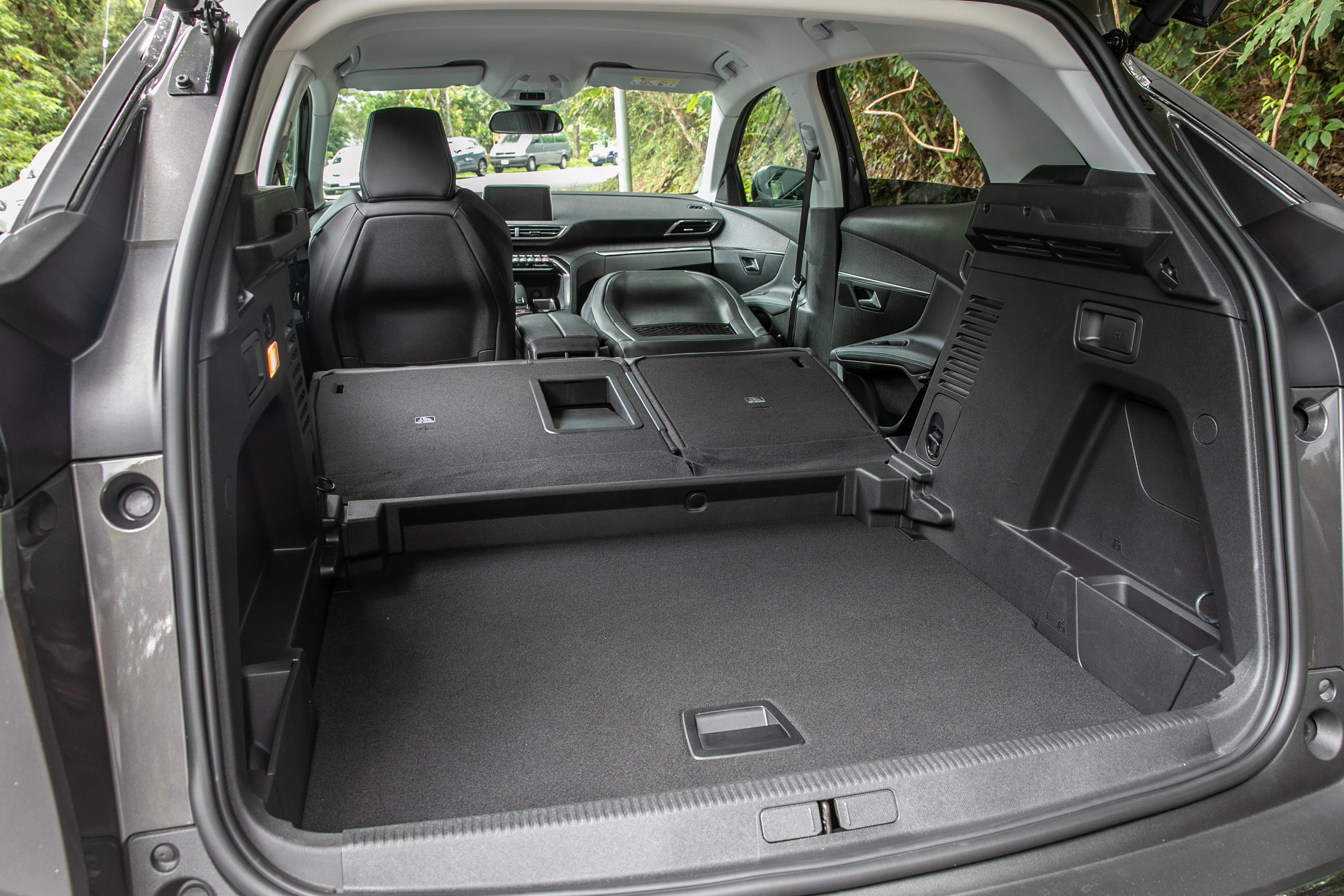 標準乘坐狀態下後廂容積為 520 公升,若把後座椅背傾倒可擴充至 1482 公升。