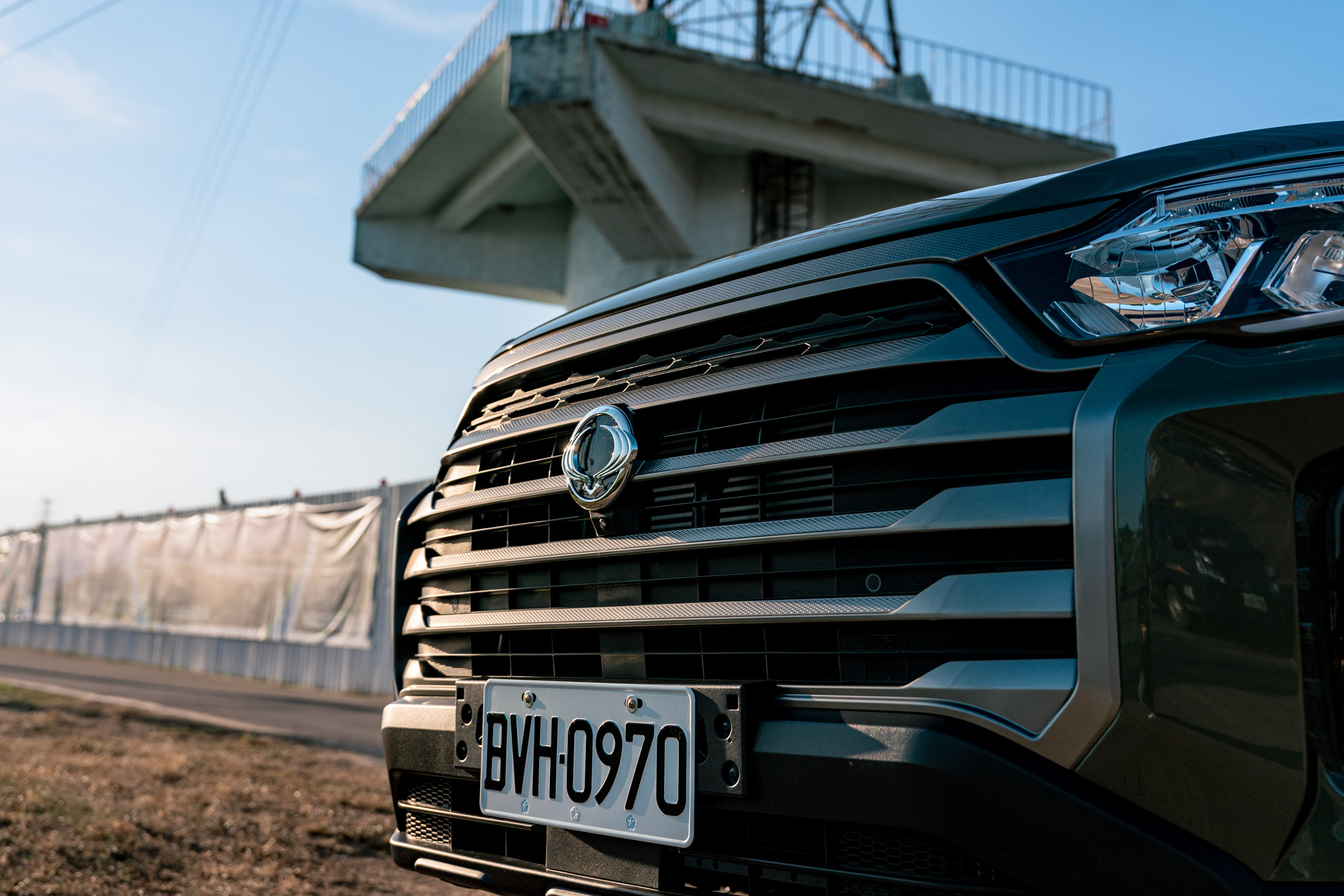 自小改款後,Rexton Sport換上了超大型飛翼式鍍鉻水箱護罩,不少人認為像極了美系貨卡。