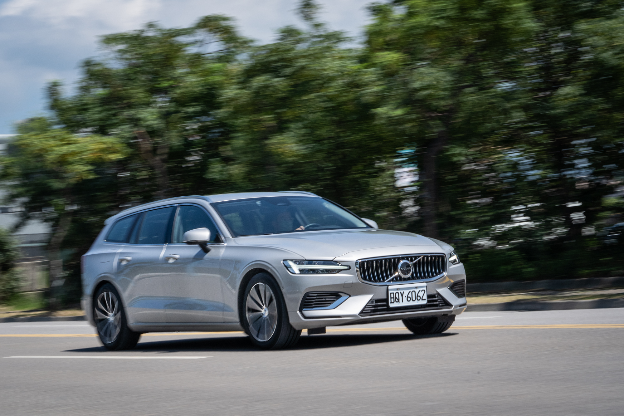 V60 Recharge T8 AWD僅需4.6秒就可完成0-100km/h加速過程。