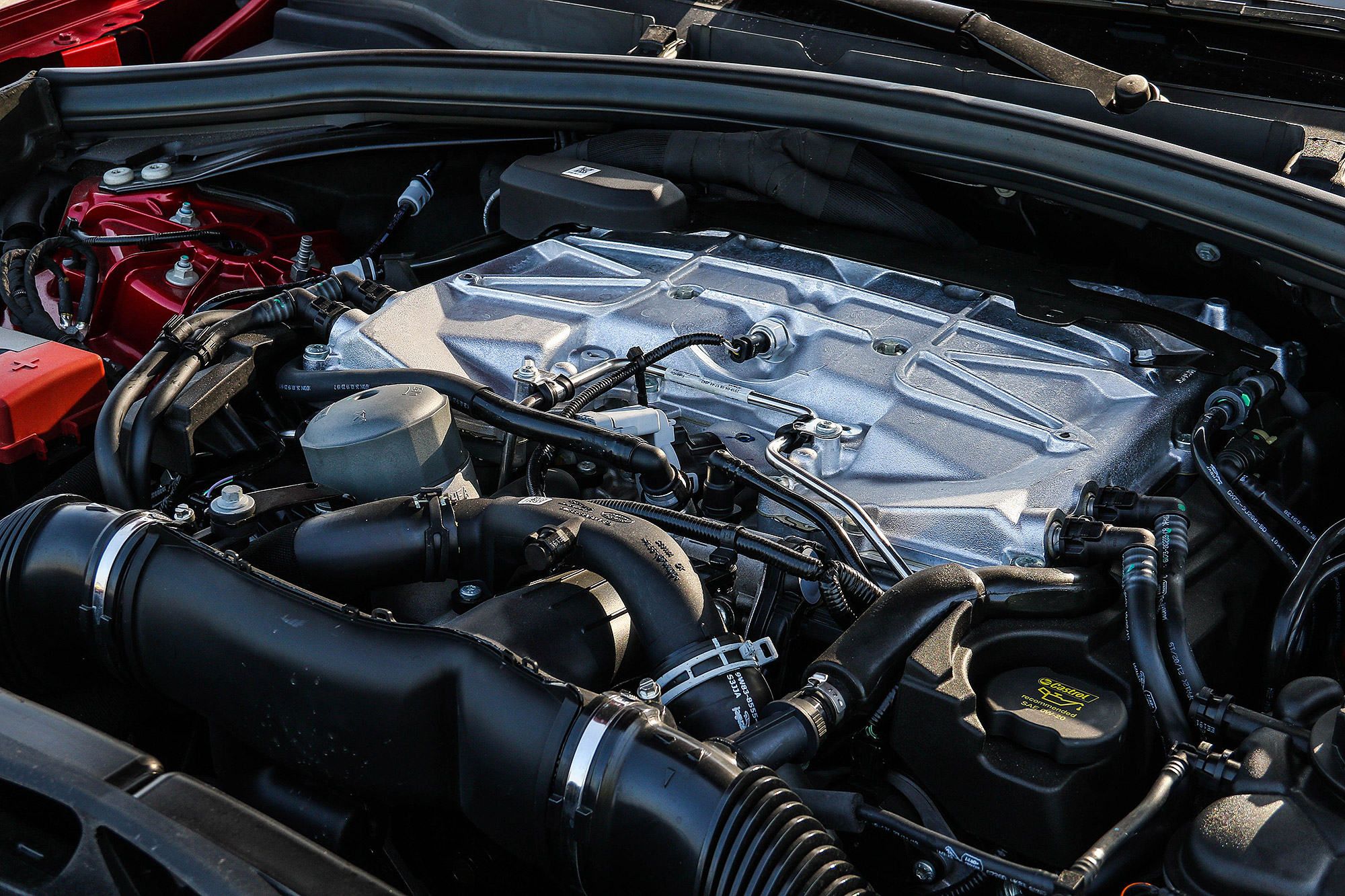 引擎室中的 5.0 升 V8 機械增壓引擎與 F-Type SVR 相同，都為了散熱需要移除引擎飾蓋。