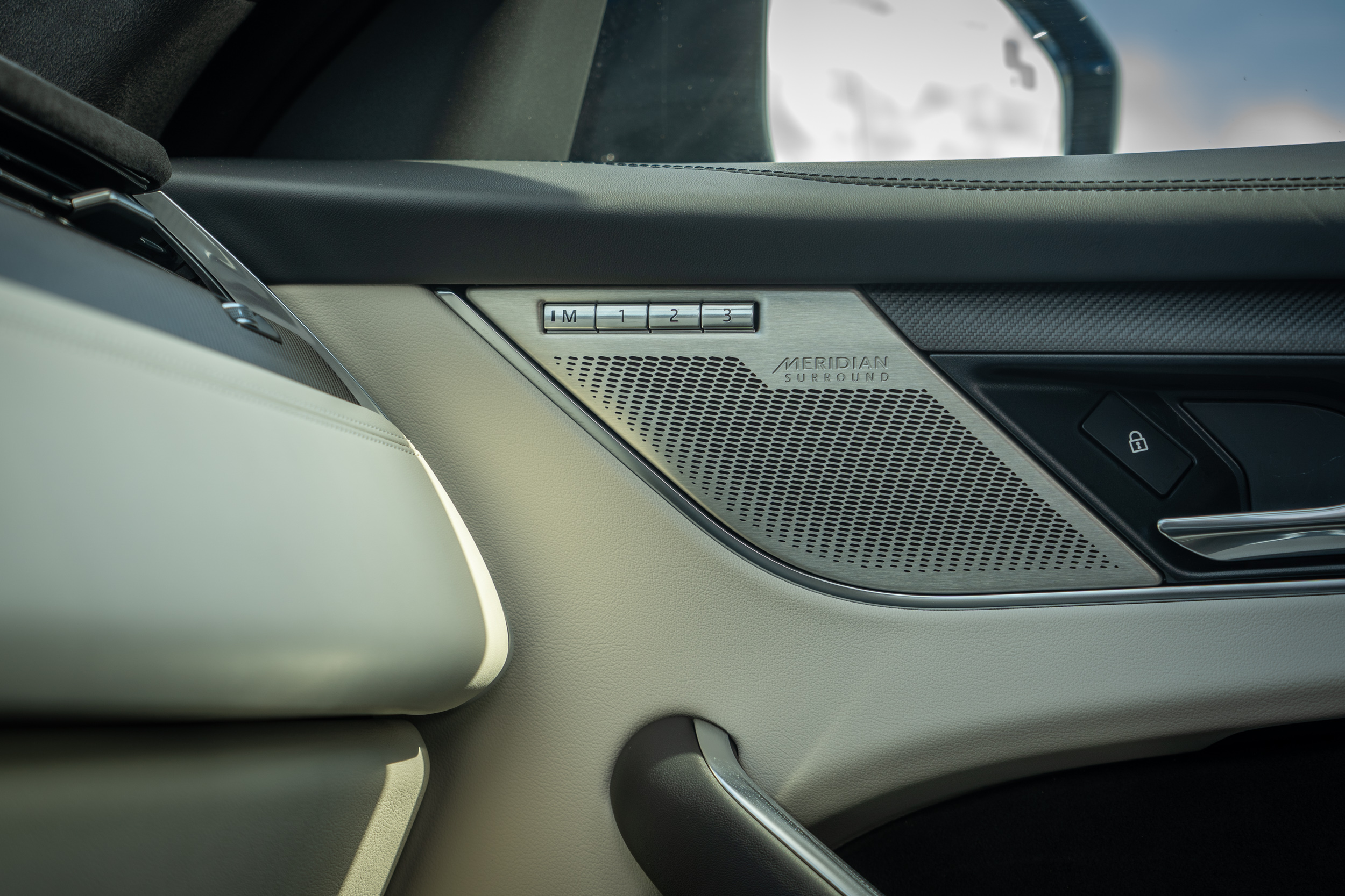 試駕車款選配 Meridian 650W 環繞音響系統，要價新台幣 13 萬元。