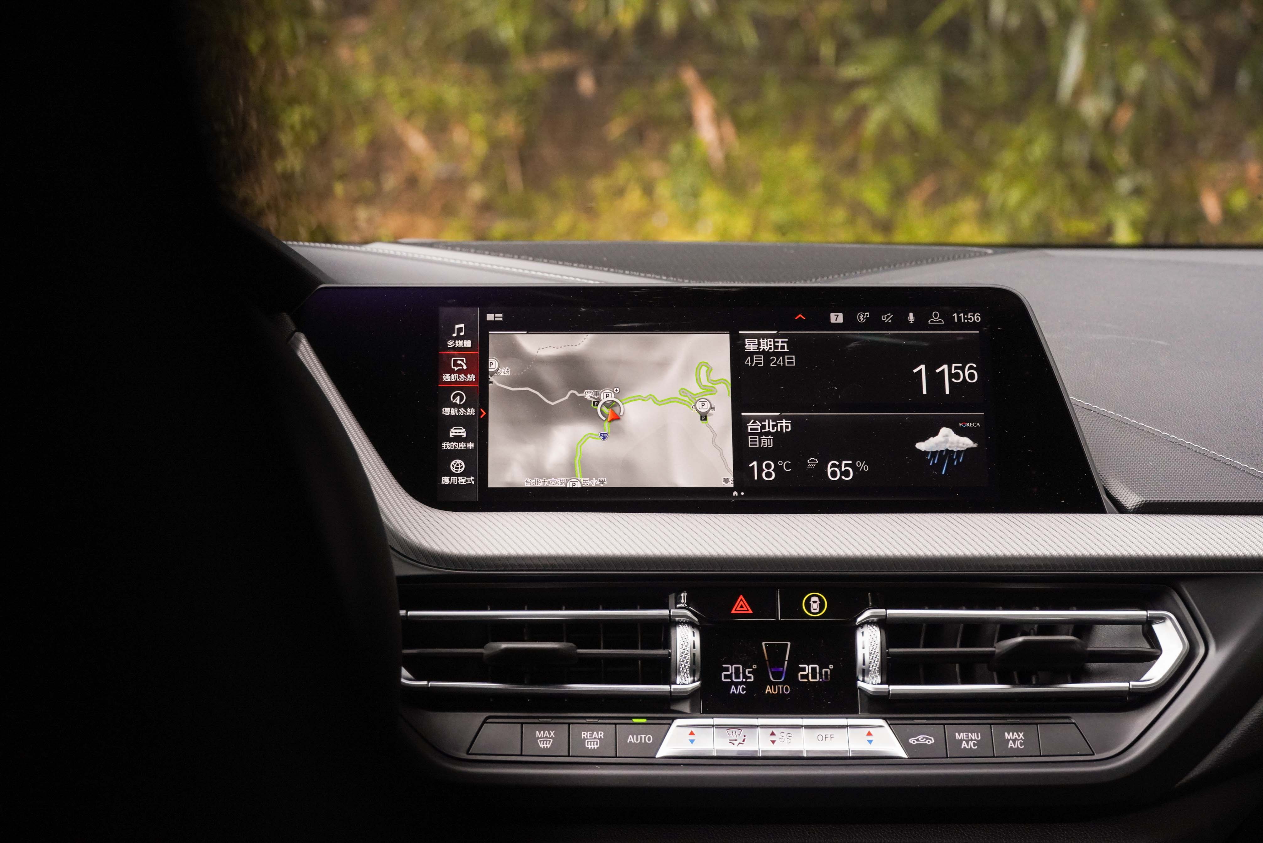 標配雙區恆溫空調、10.25 吋中控觸控螢幕、BMW 智能衛星導航系統與 iDrive7.0 使用者介面。