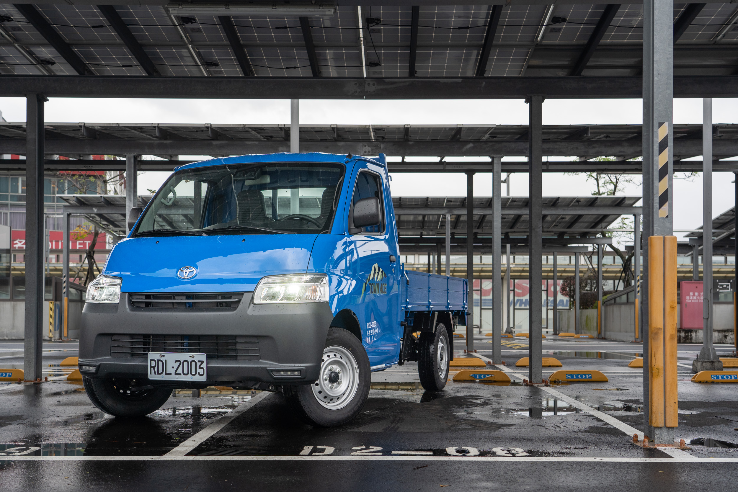 Town Ace 有著濃厚日系小商車的可愛與俐落造型風格。