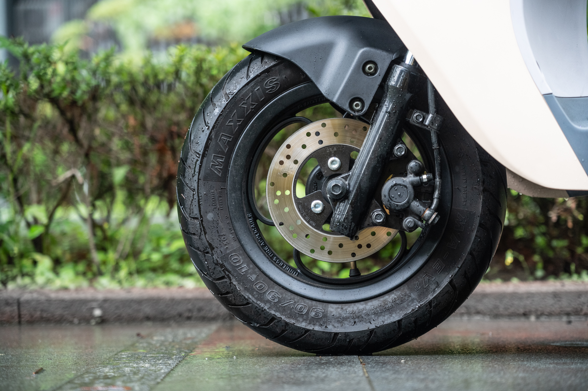 前煞車規格為單活塞卡鉗搭配 180mm 打孔碟。