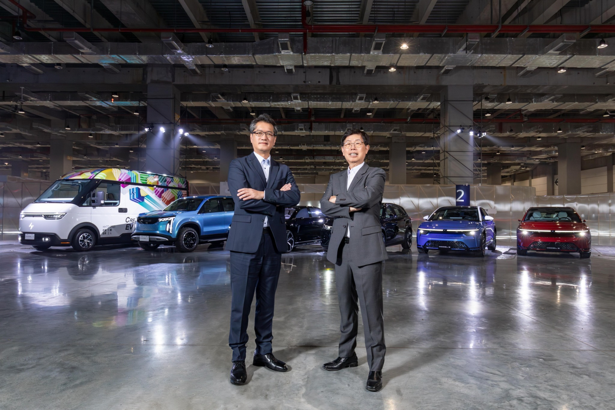 鴻海董事長劉揚偉與鴻華先進總經理李秉彥合影。