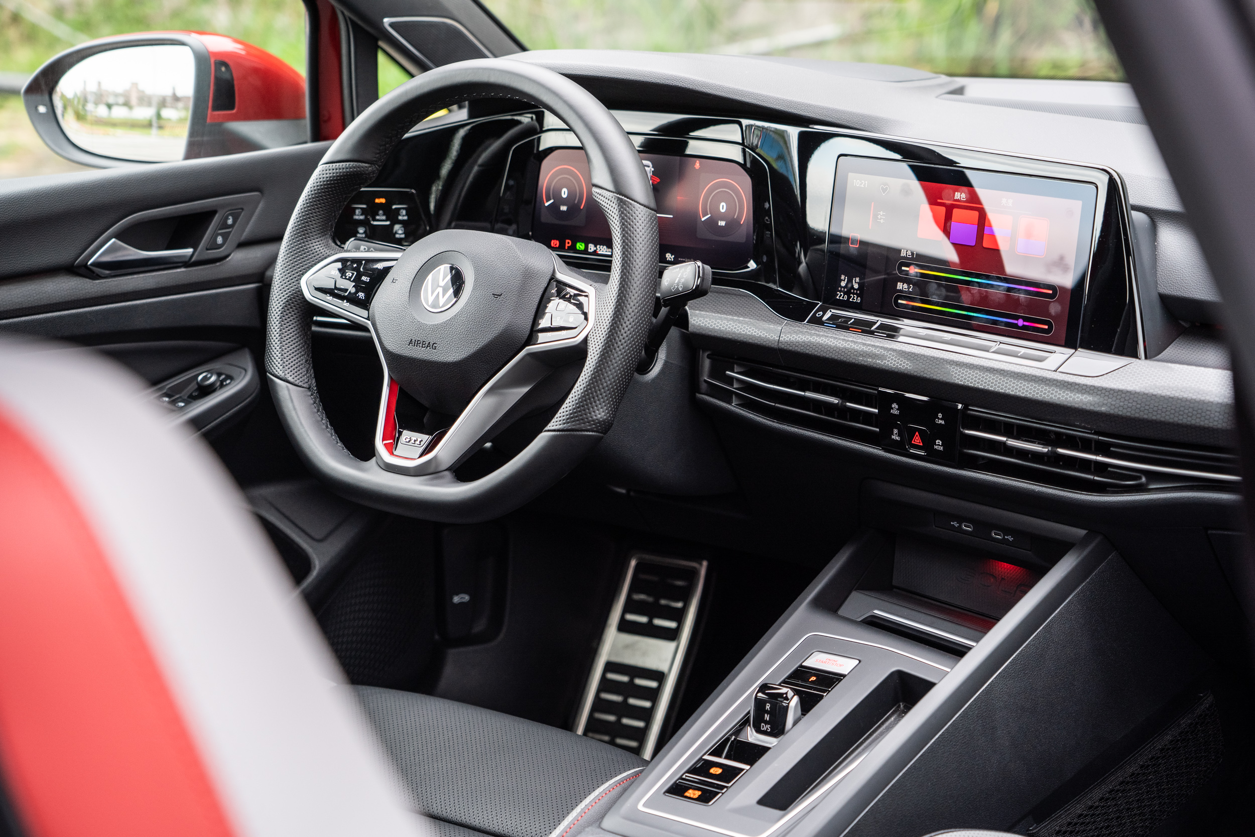 把分別是 10.25 吋的儀表板與10 吋的中央顯示幕打造成車內的主題派對，「更科技感」是此世代 Golf GTI 想要溝通的座艙「標題」。