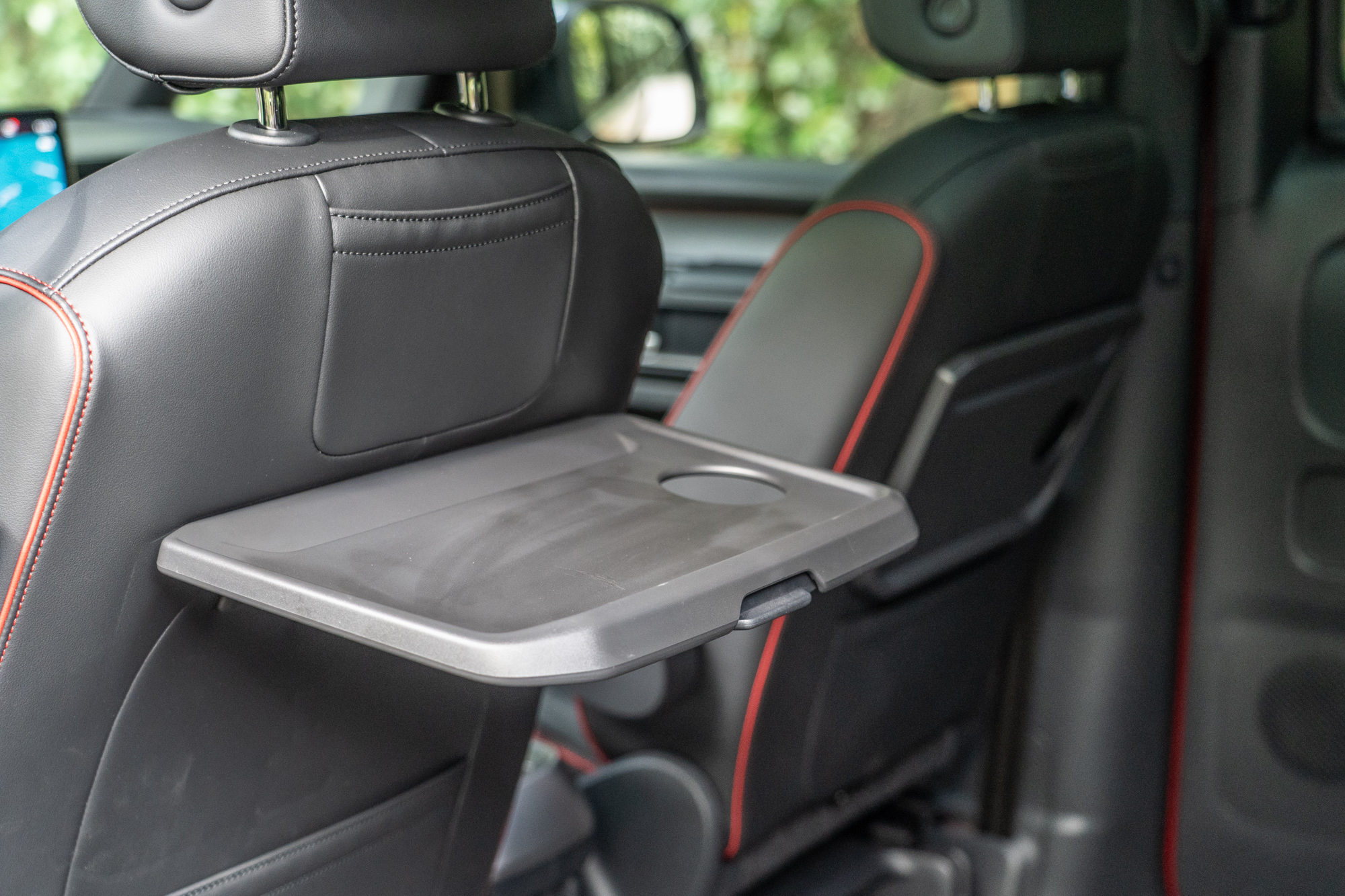 第一排座椅後方提供折疊餐桌設計。