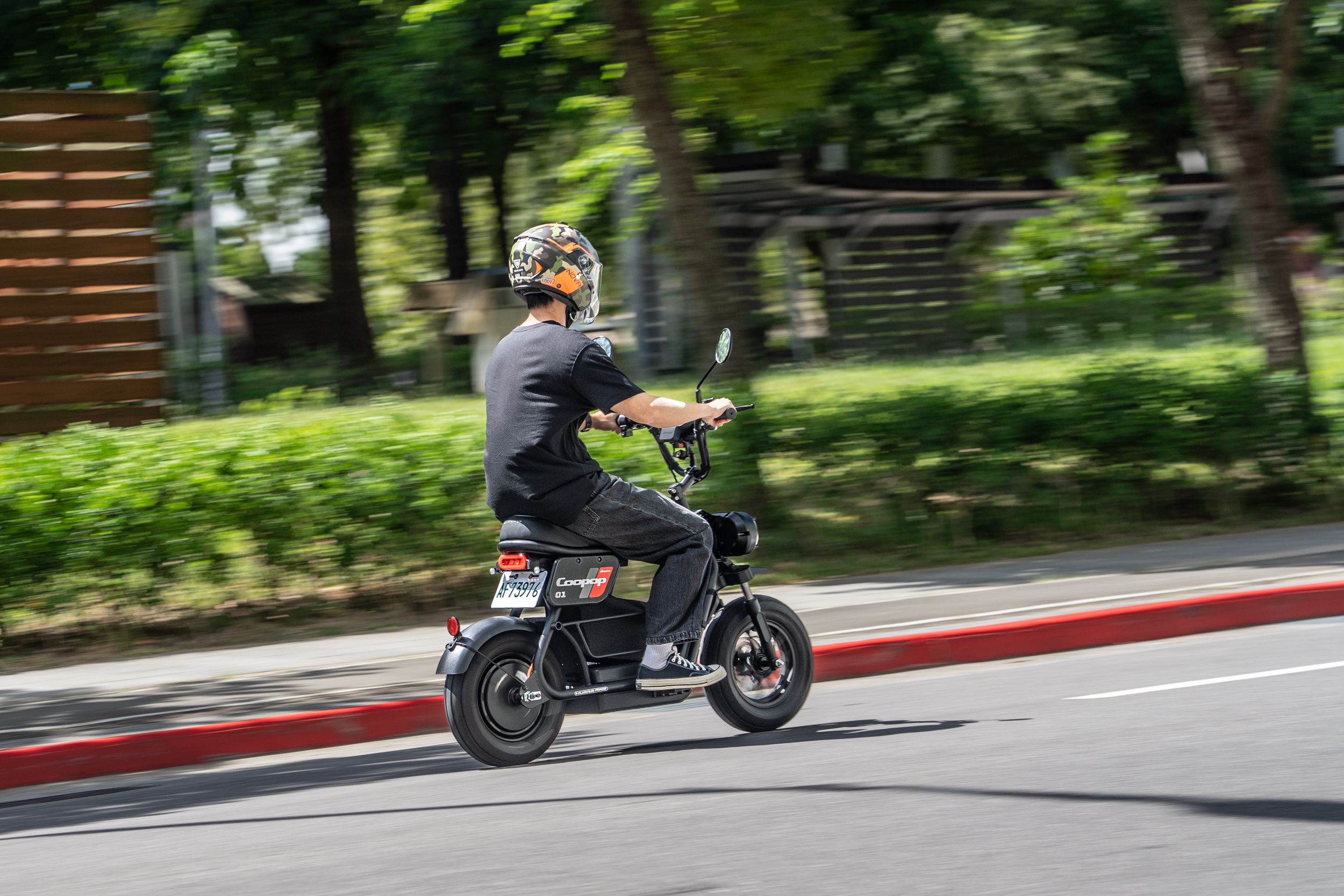騎乘於一般道路上，最高25km/h的極速相對應道路上的其他車流，確實會讓騎士頗有壓力。