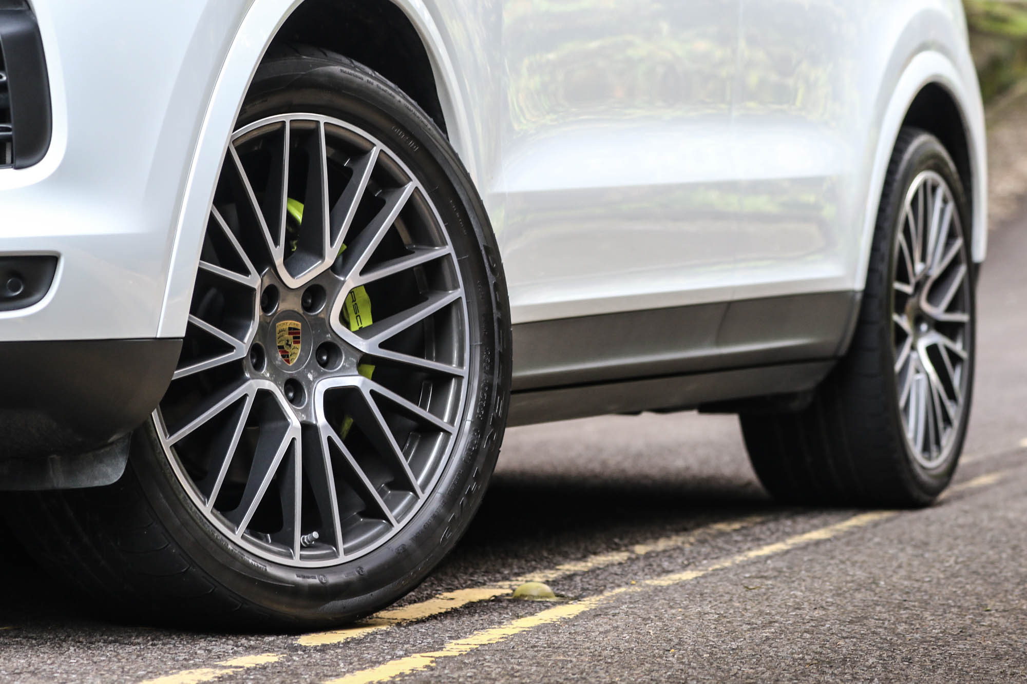 21 吋 RS Spyder Design 輪圈，當然也是需要加價選購，不過螢光色的煞車卡鉗塗裝，則是 Hybrid 車型的共通特色。