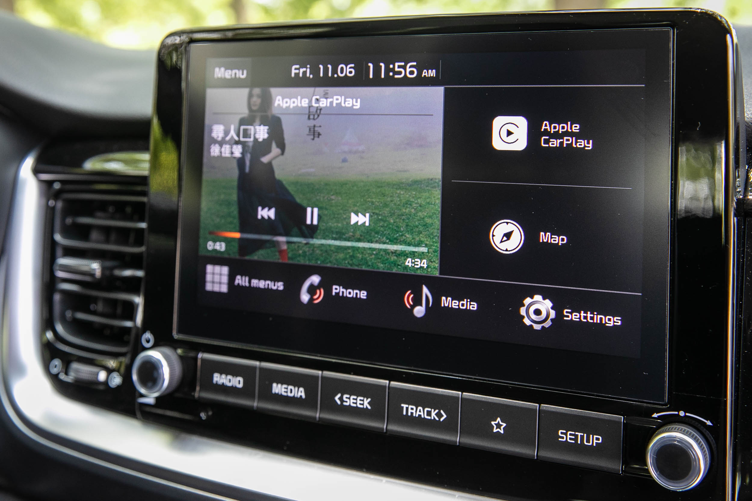 同樣是沒有中文介面的 8 吋多媒體影音觸控系統。