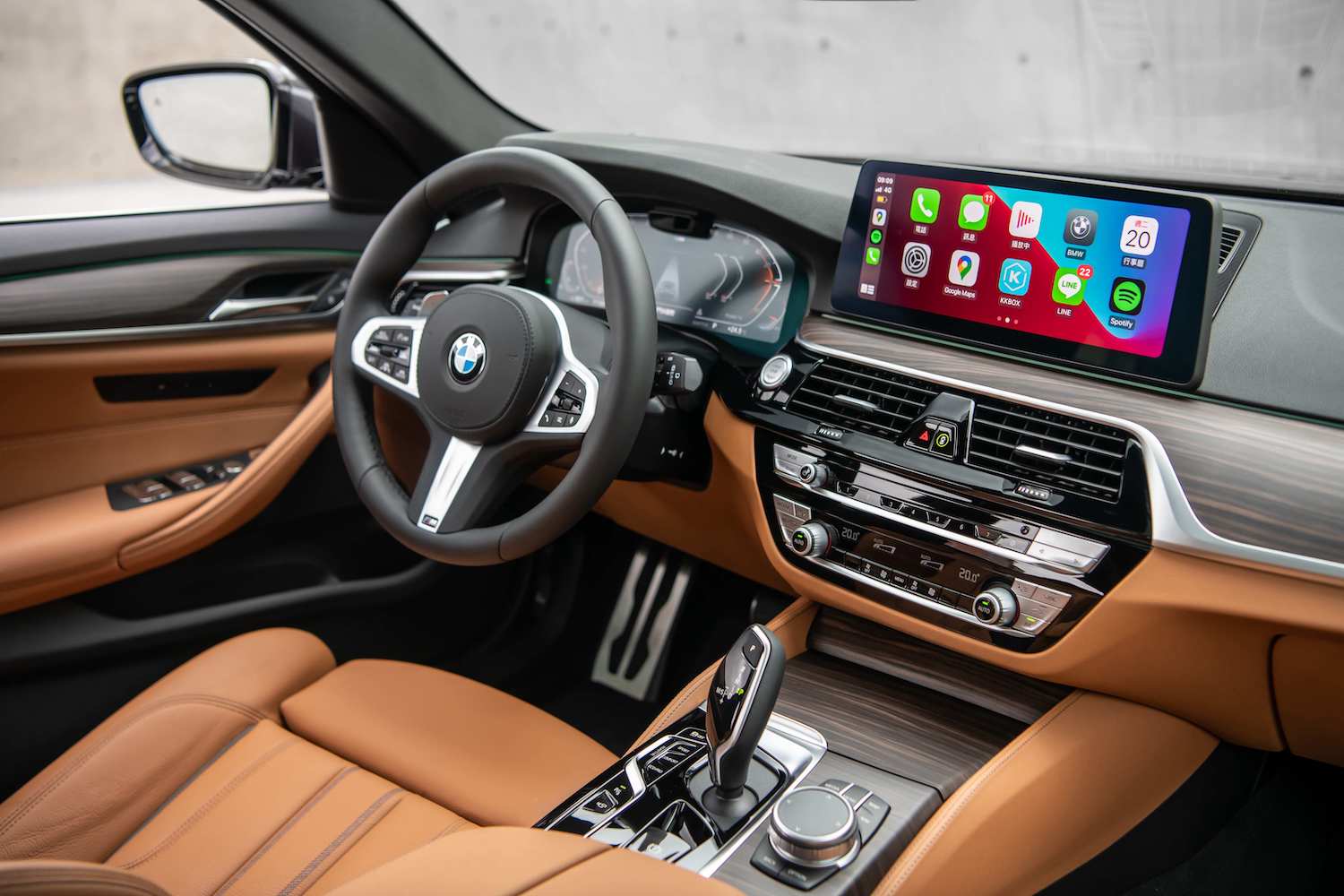 雙 12.3 吋高解析度螢幕整合全數位虛擬儀錶與中控觸控螢幕，同時可無線連結Apple CarPlay或Android Auto。