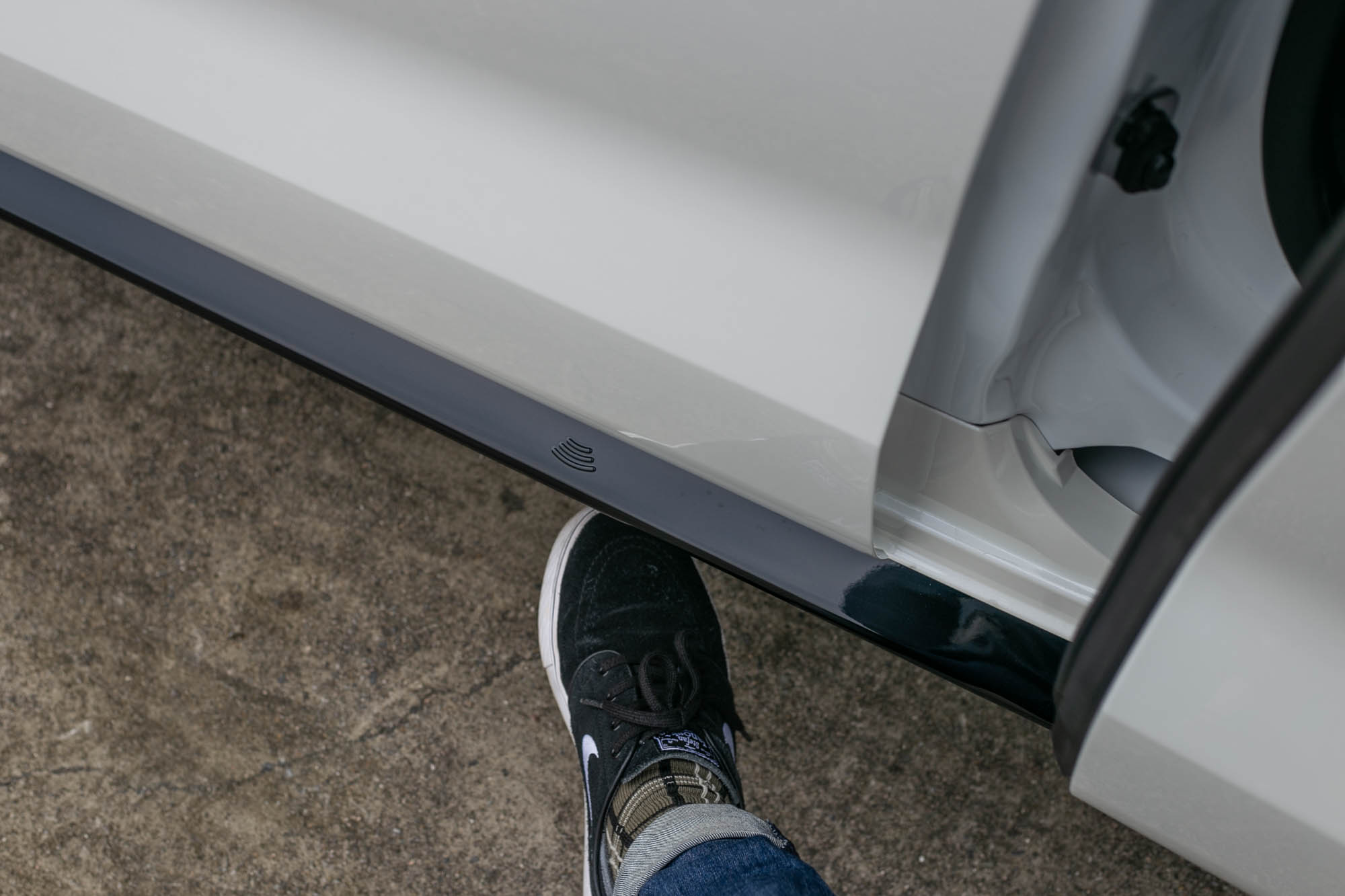 兩側電動滑門也有足踢感應式,相當實用。