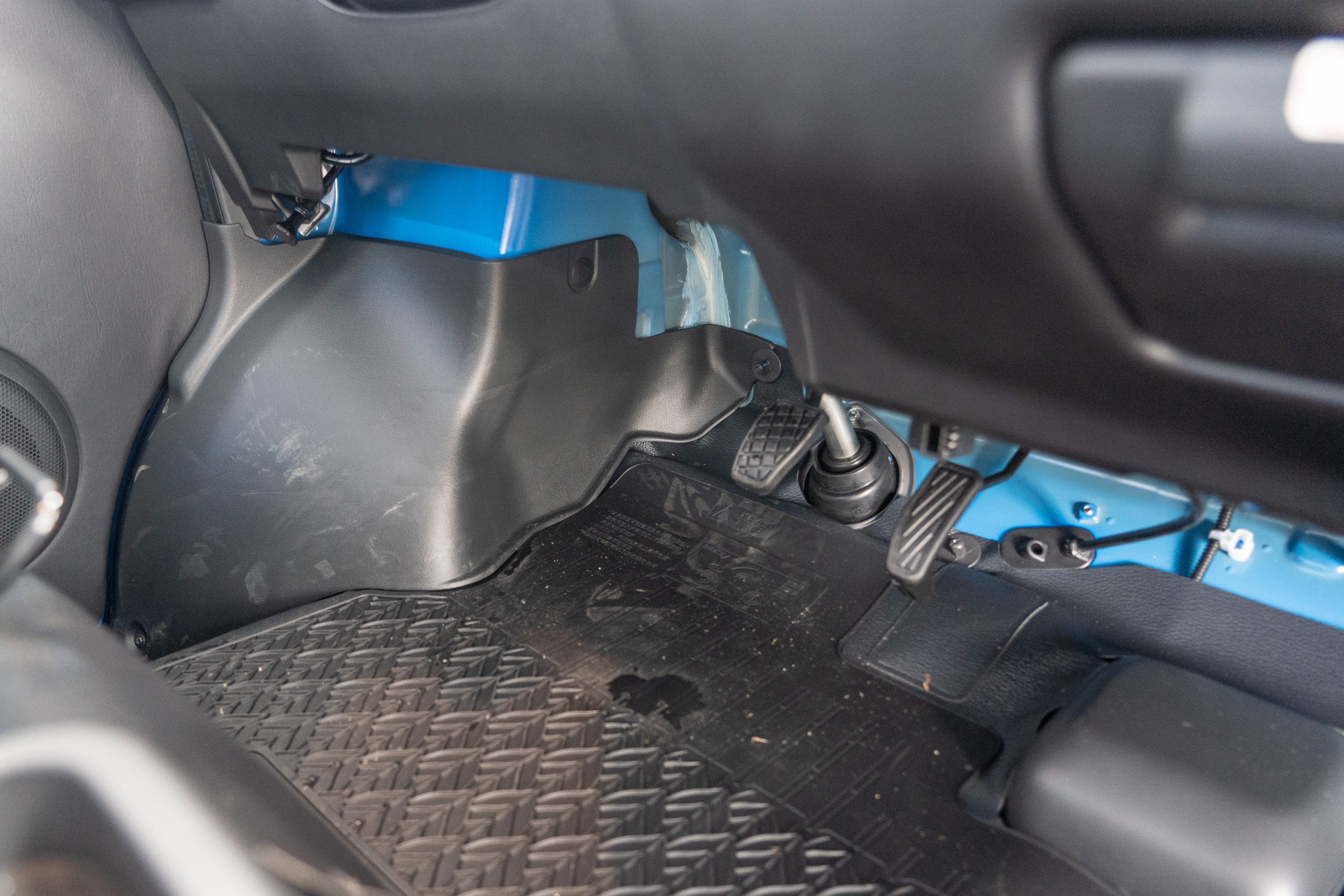 駕駛左側仍因左前車輪輪拱而稍微影響腿部空間。